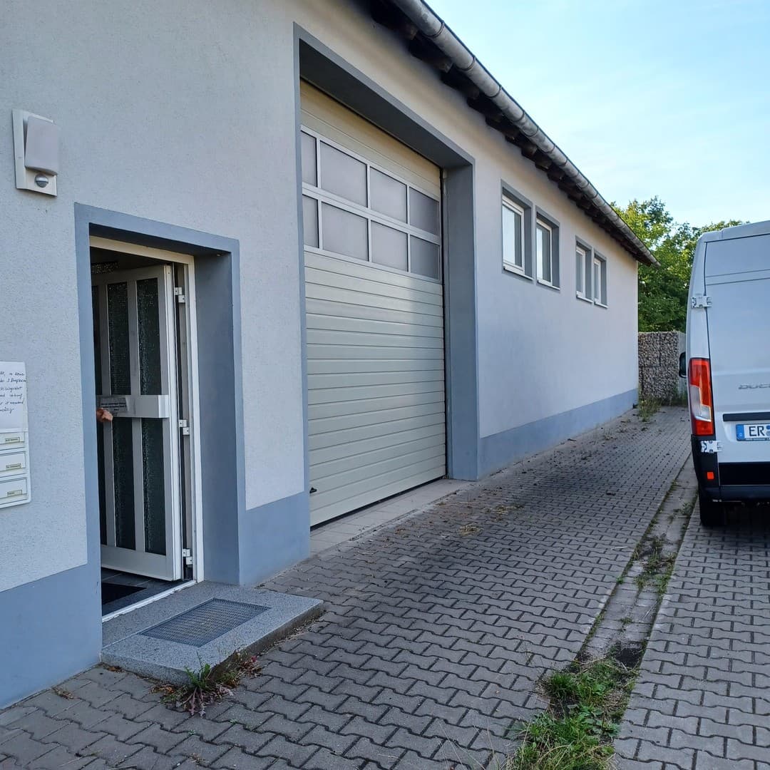 Halle mit Büro zu vermieten