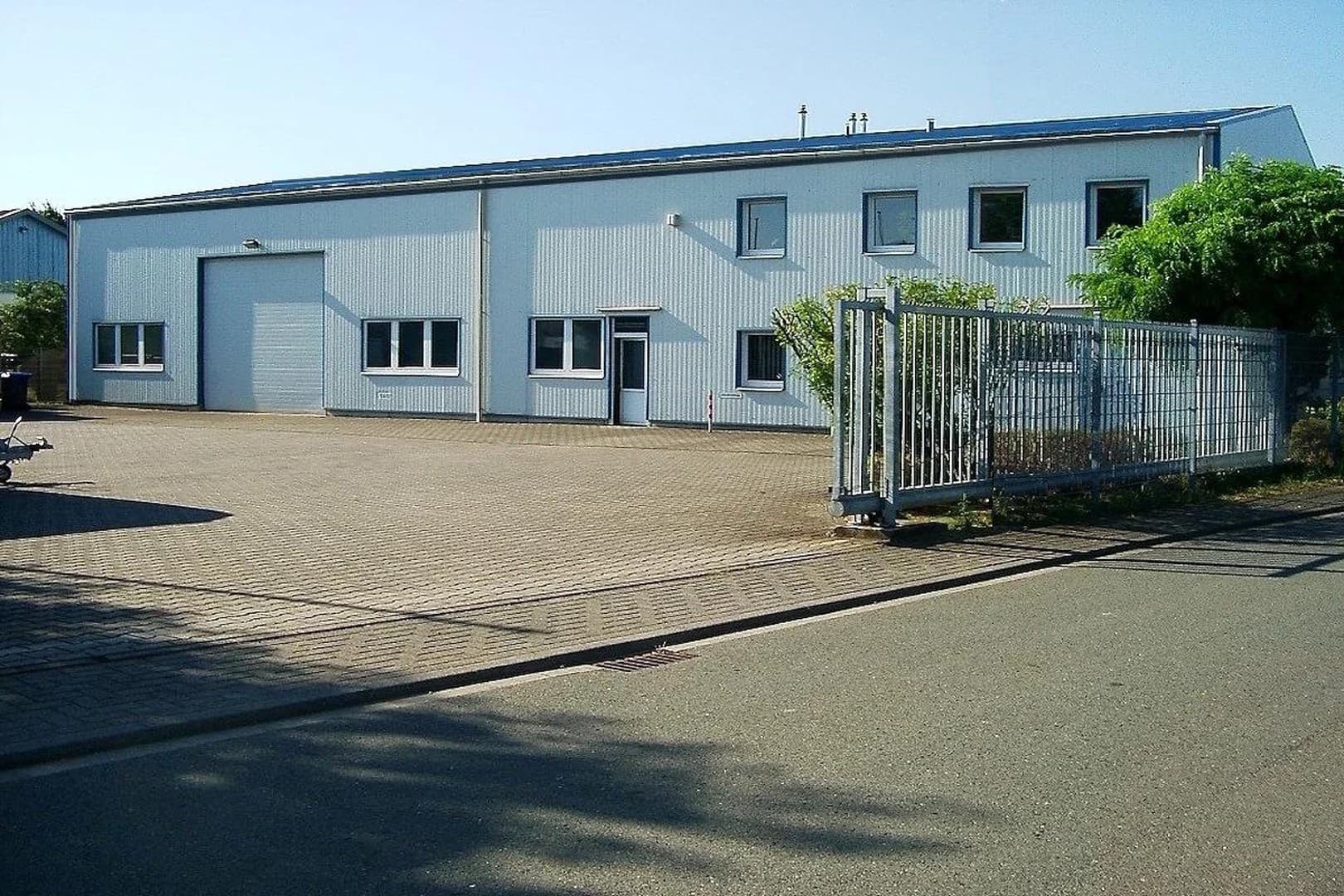 Top Gewerbeimmobilie: 125m² Büro 125m² Wohnung 300m² Produktionshalle prov.frei zu verkaufen!
