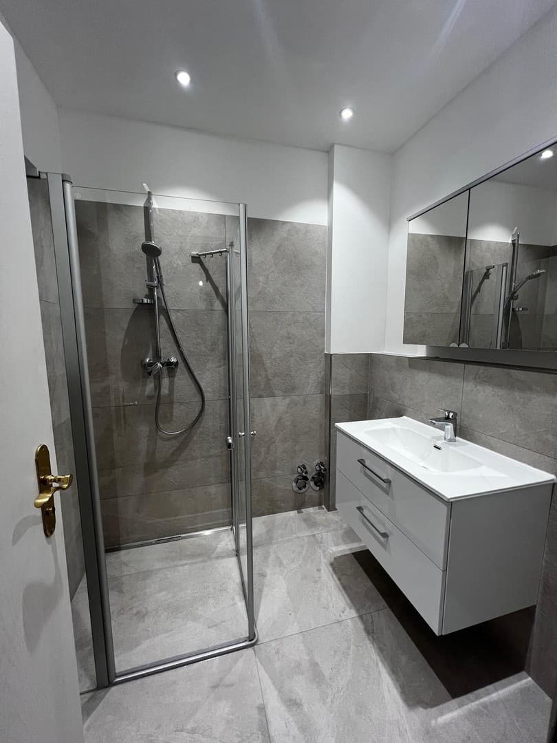 3 Zimmer Wohnung mit Einbauküche, saniertem Badezimmer und sep. WC
