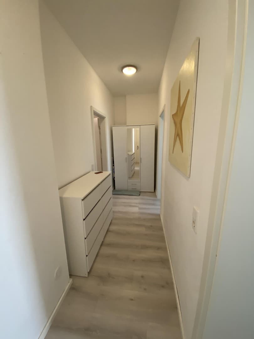 Möblierte 2 Zi-Whg. ( 60 qm) mit HH-Terrasse zu vermieten.