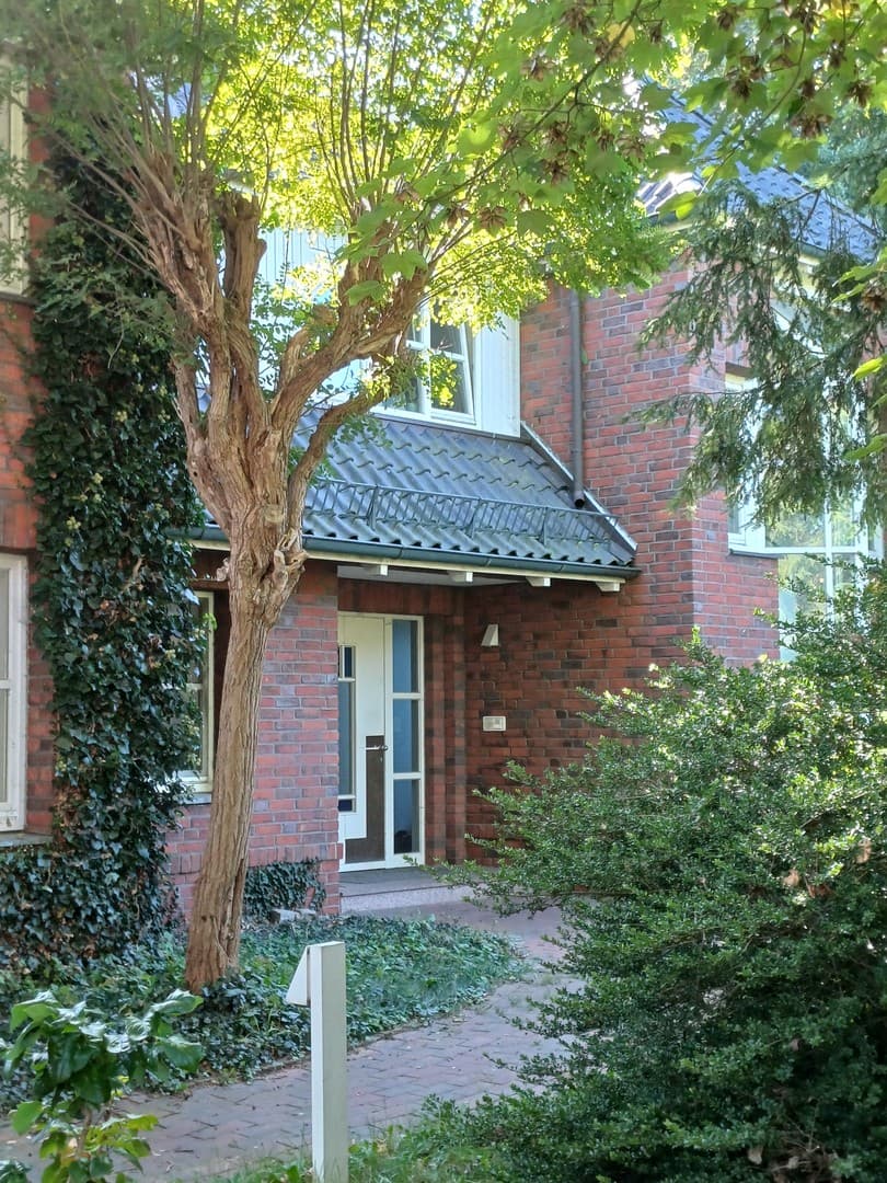Freistehendes, großes Architektenhaus mit drei Wohneinheiten in ruhiger Lage (Preis verhandelbar)