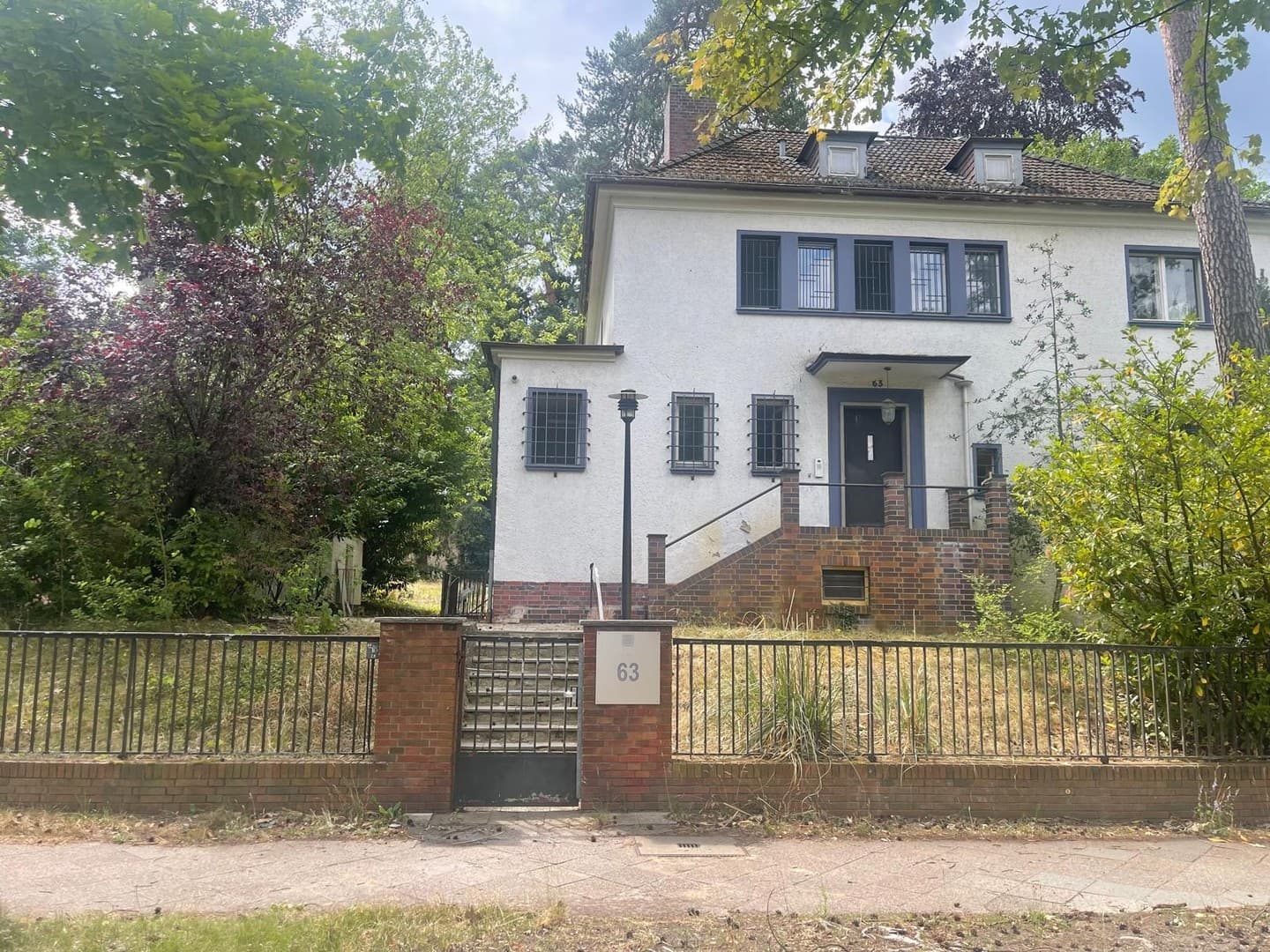 Einfamilienhaus/Bürogebäude/Zweifamilienhaus mit Terrasse und parkähnlichen Grundstück