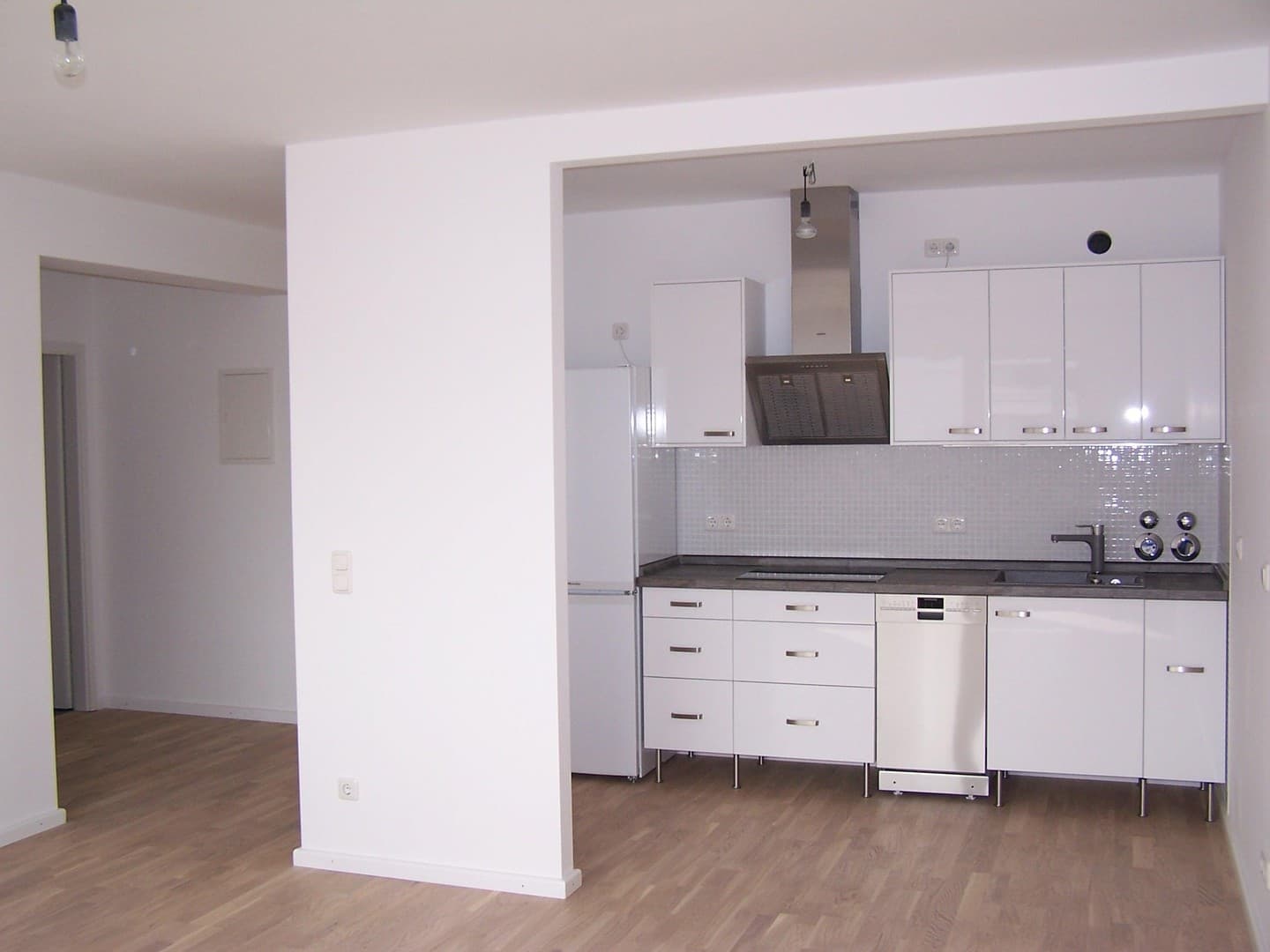SCHWABING-WEST HELLE, MODERNISIERTE 2-ZIMMER-WOHNUNG MIT LOGGIA, SCHWIMMBAD UND GROSSER DACHTERRASSE