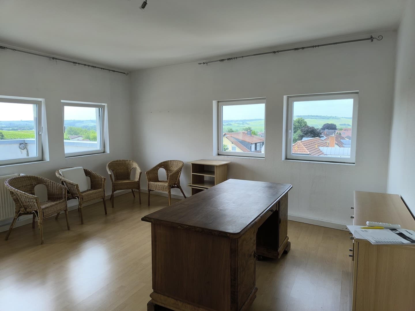 Büro mit Blick auf die Weinberge