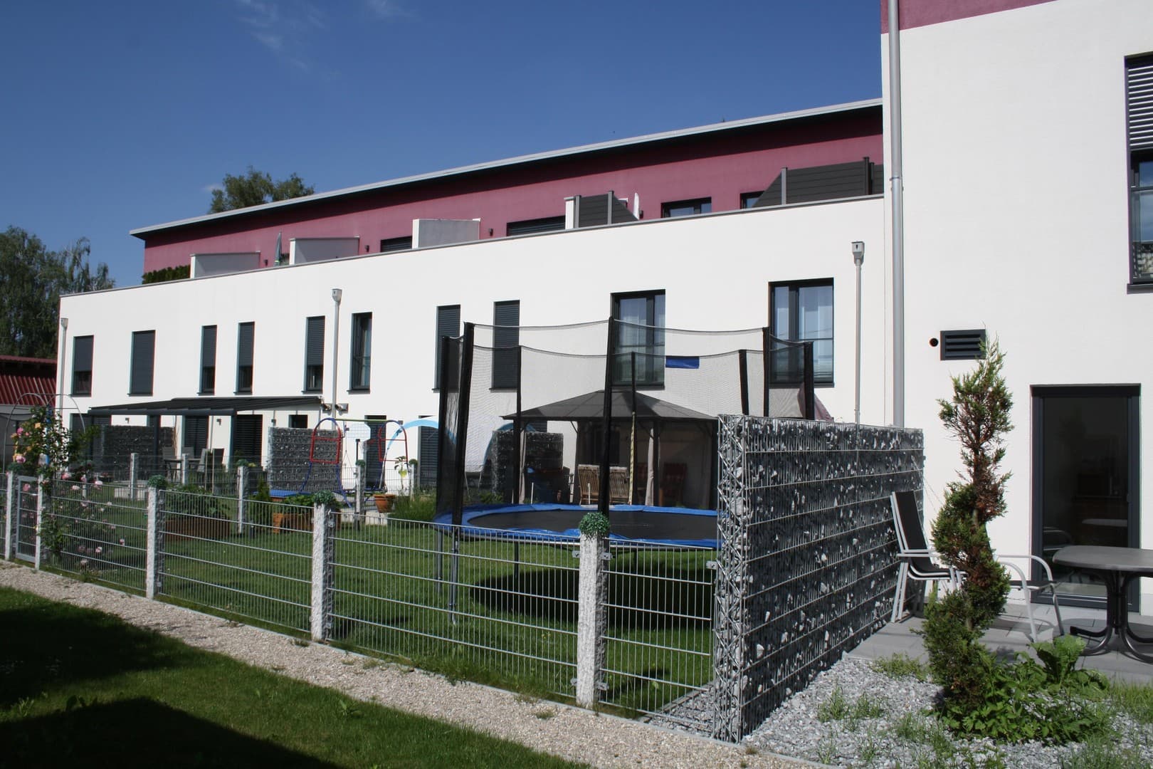 Zwei Maisonettwohnung in Moosinning KfW 55 mit 67/55 qm Wohnfläche und 13/11 qm Dachterrasse