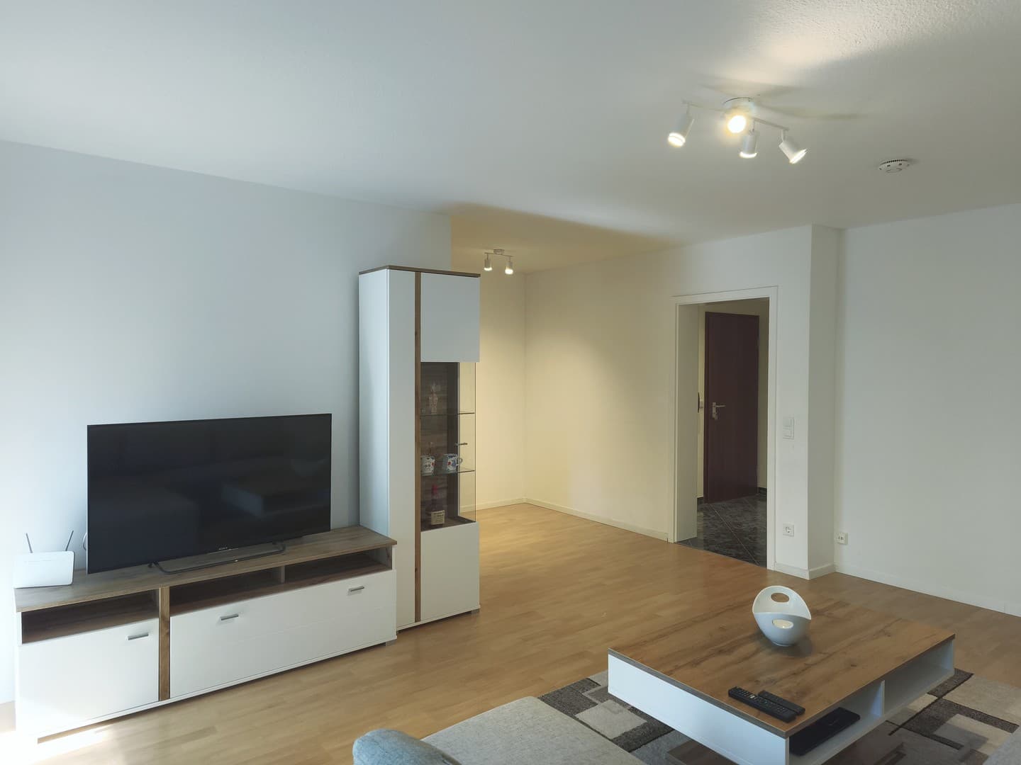 Gepflegte 2 Zi. Wohnung mit EBK und Tiefgaragestellplatz möbliert