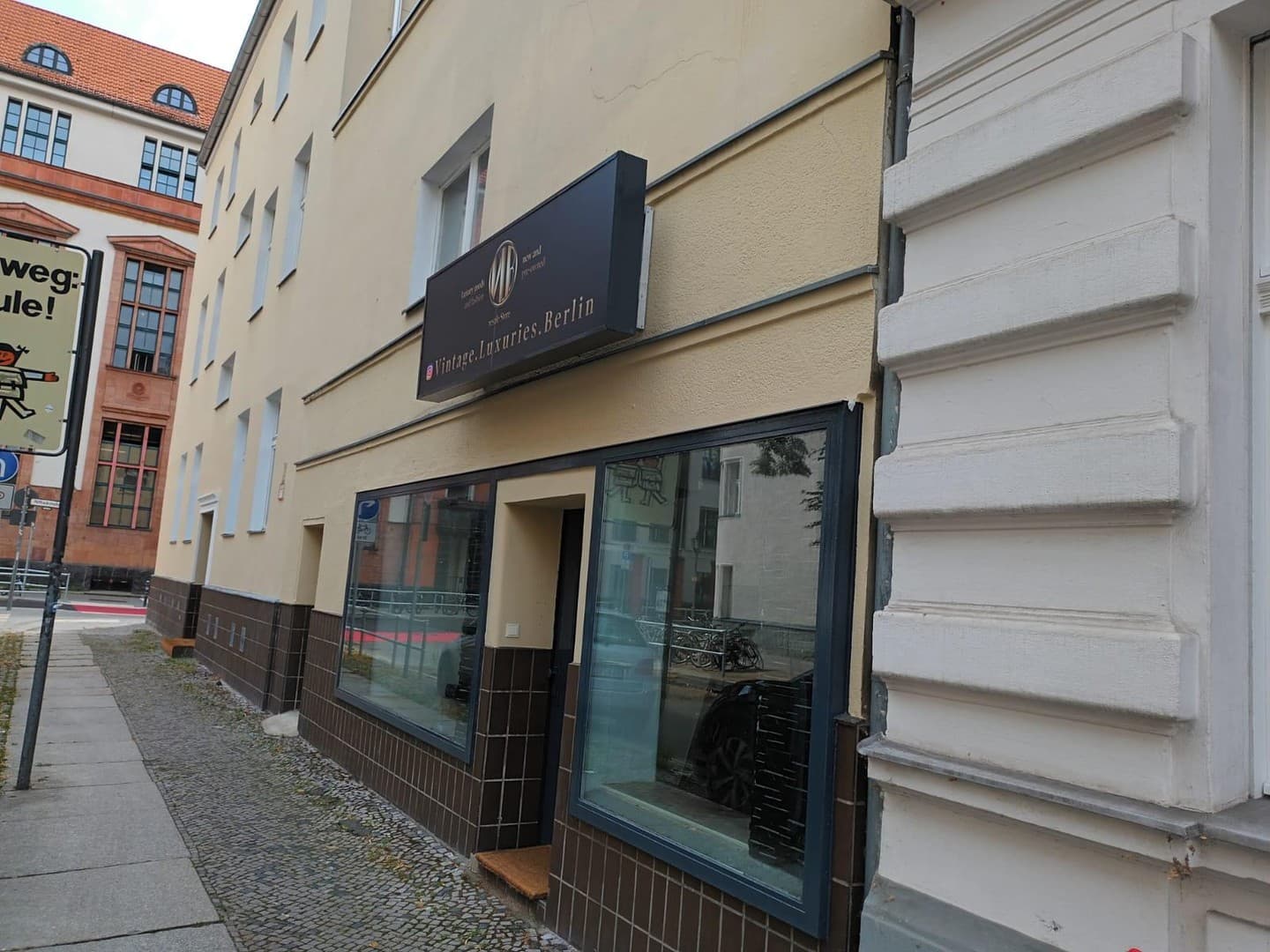 Bezugsfreies 2-stöckiges Gewerbe Gebäude in Top Lage! 2-Story Shop Building In Great Location!