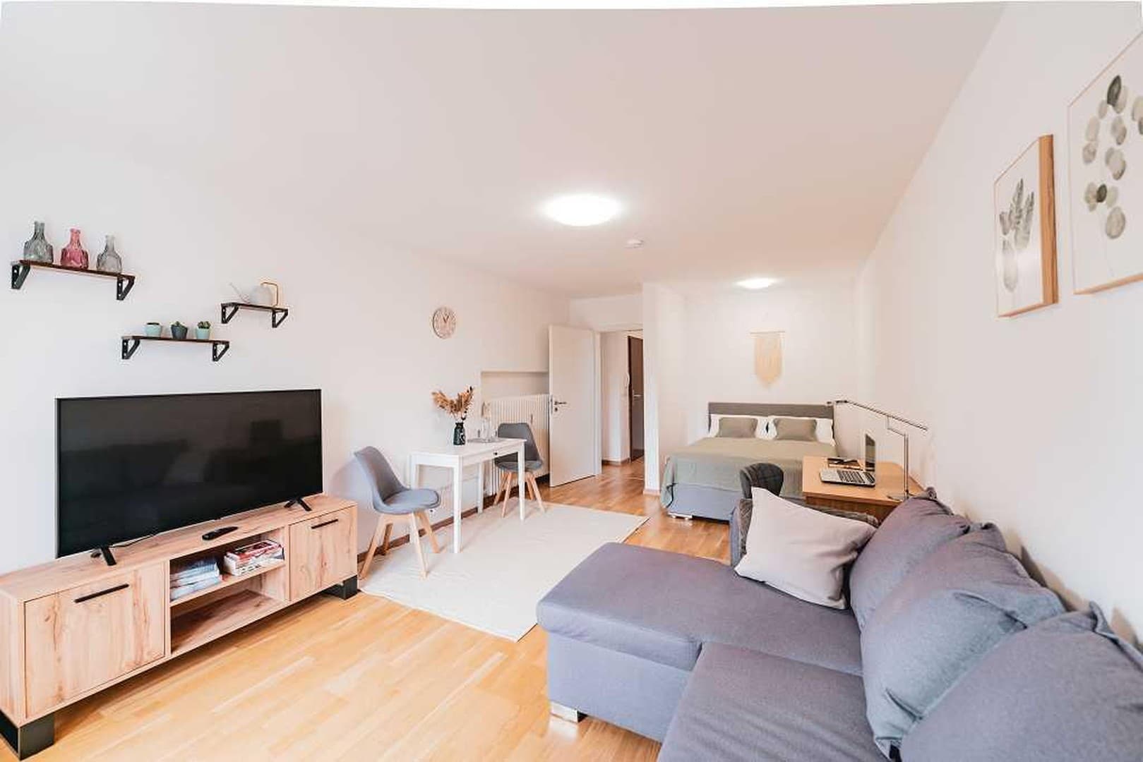 Einziehen & Wohlfühlen: Renovierte und möblierte 1-Zi.-Wohnung mit Balkon & Stellplatz
