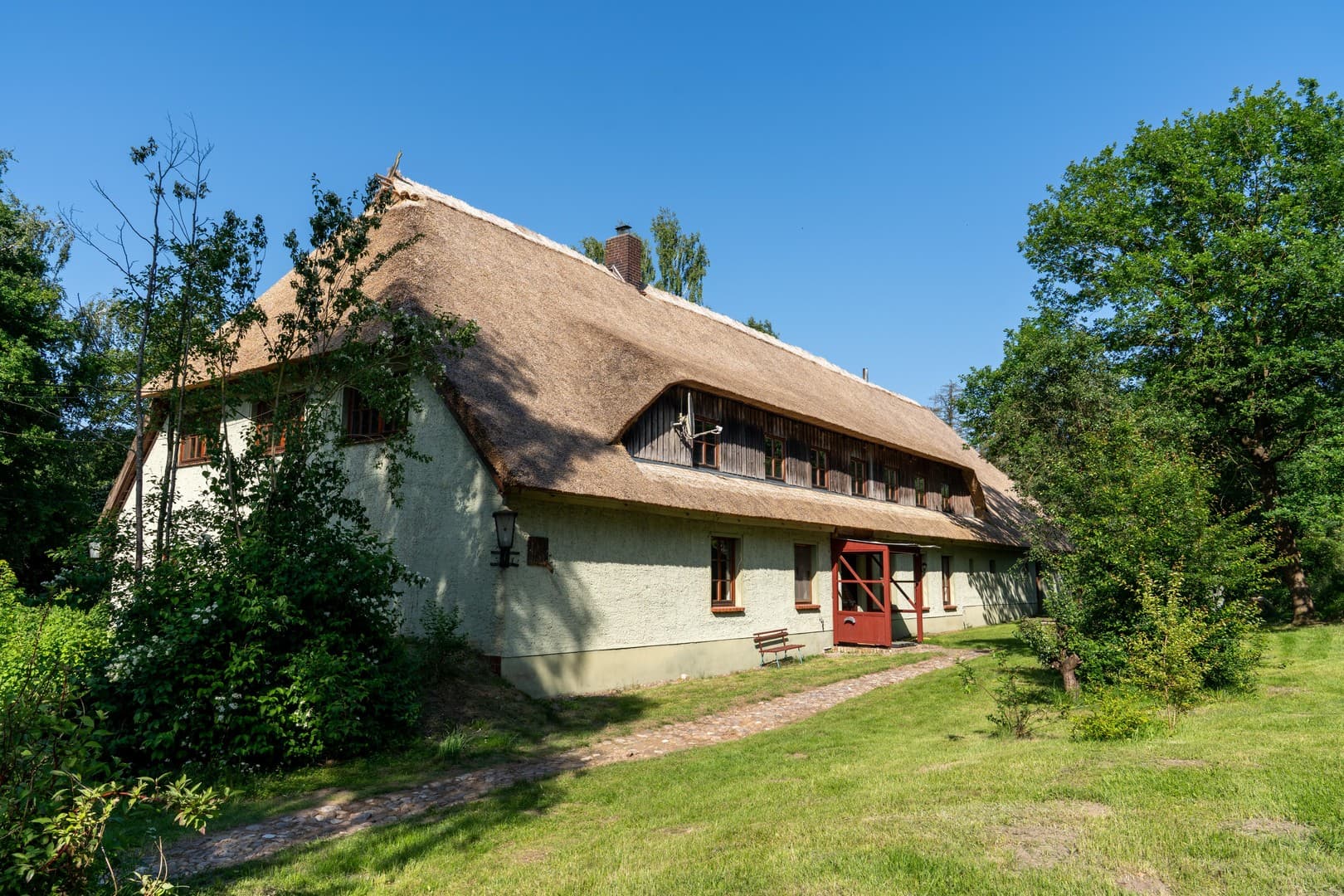 Landhaus unter Reet am See, Gästewohnung, Stallungen, Weiden und Wald.