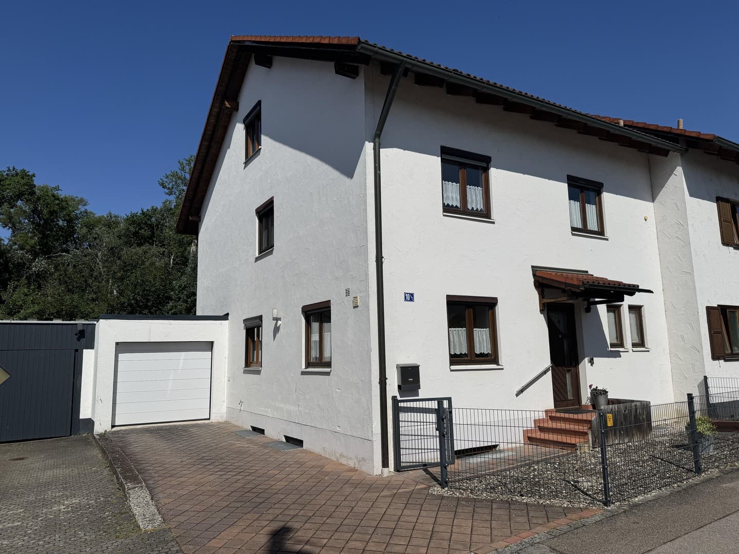 Viel Platz für die Familie – DHH in Oberstimm mit Blick ins Grüne, nahe Airbus & Audi
