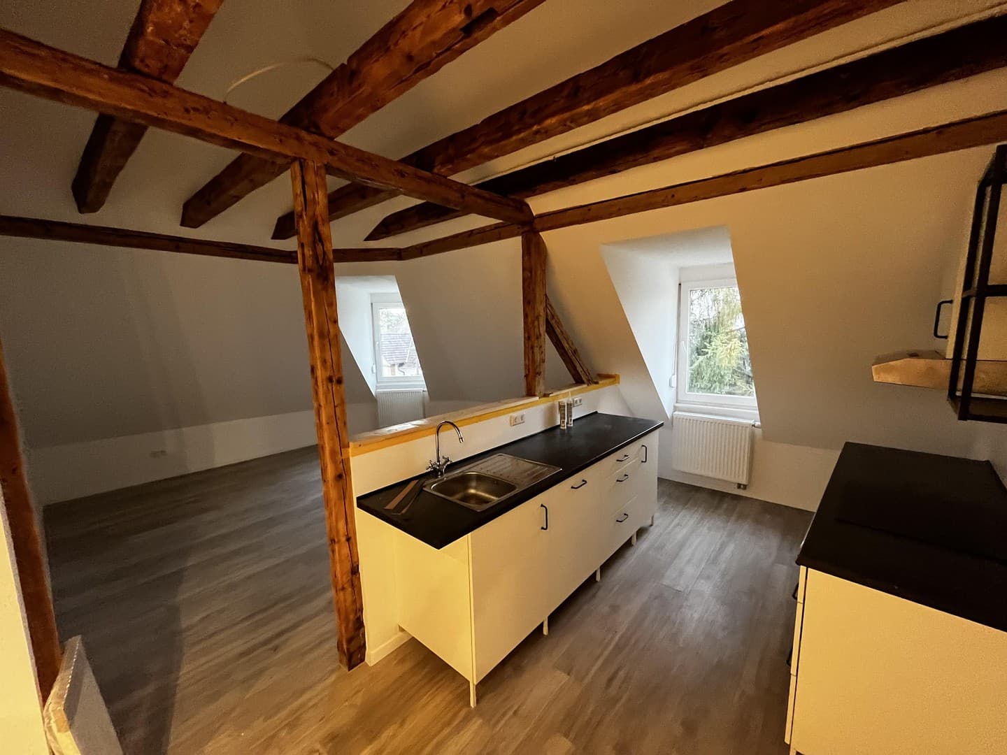 Stilvolles Wohnen über den Dächern der Stadt: Kernsaniertes Loft-Juwel mit Garage & Einbauküche