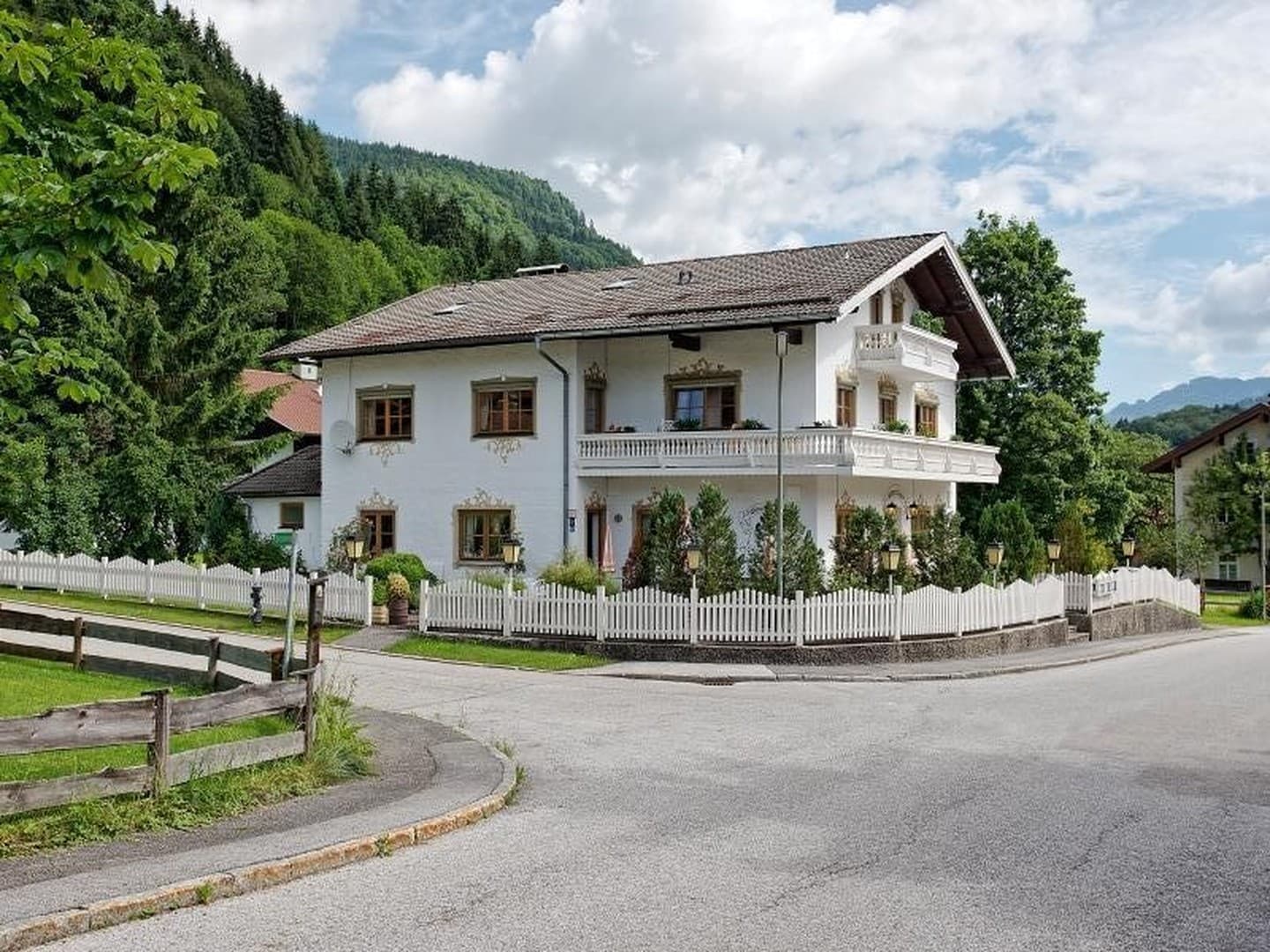 Grossimmobilie, Chiemseenähe, ca. 12 Räume, 7 Duschen/WC, 1 Garage+8 Stellplätze, Bergblick