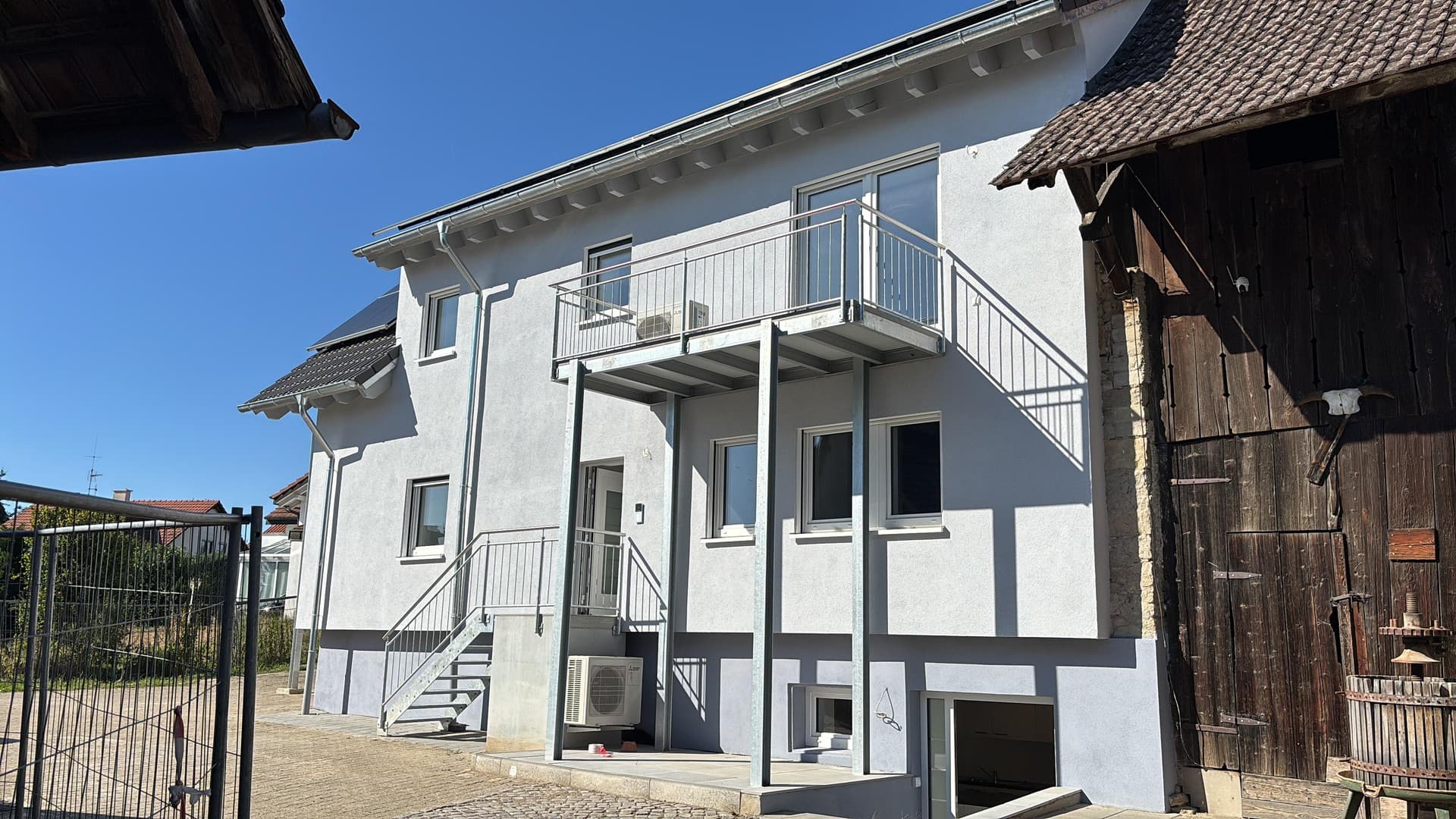 Aussergewöhnliche 2Zi "Maisonette/Soutterain" Wohnung in frisch saniertem KfW 55 Haus