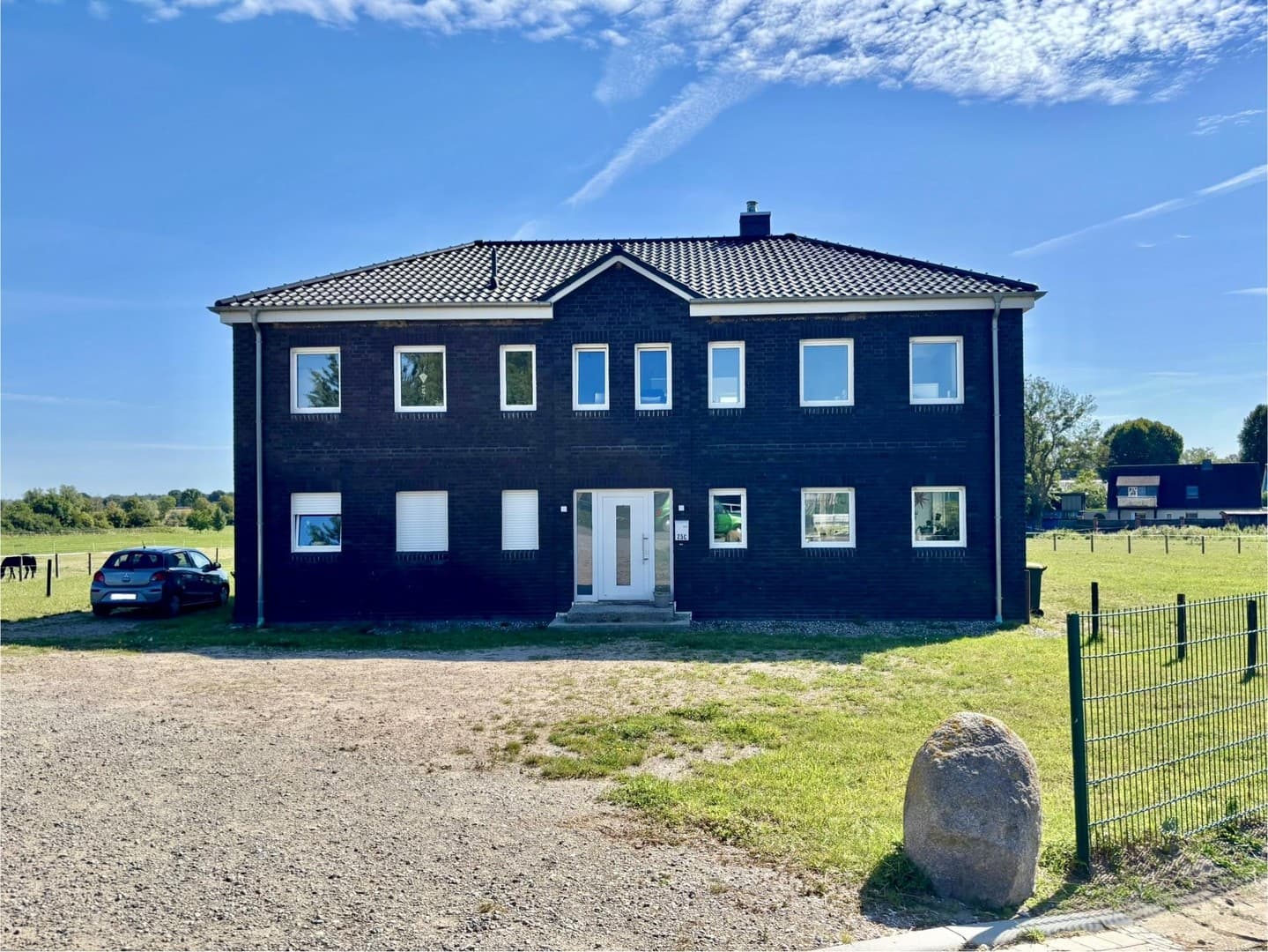 Modernes Landanwesen (Bj. 2021) mit Wohnhaus, Halle, Bauland und ca. 4 ha Land