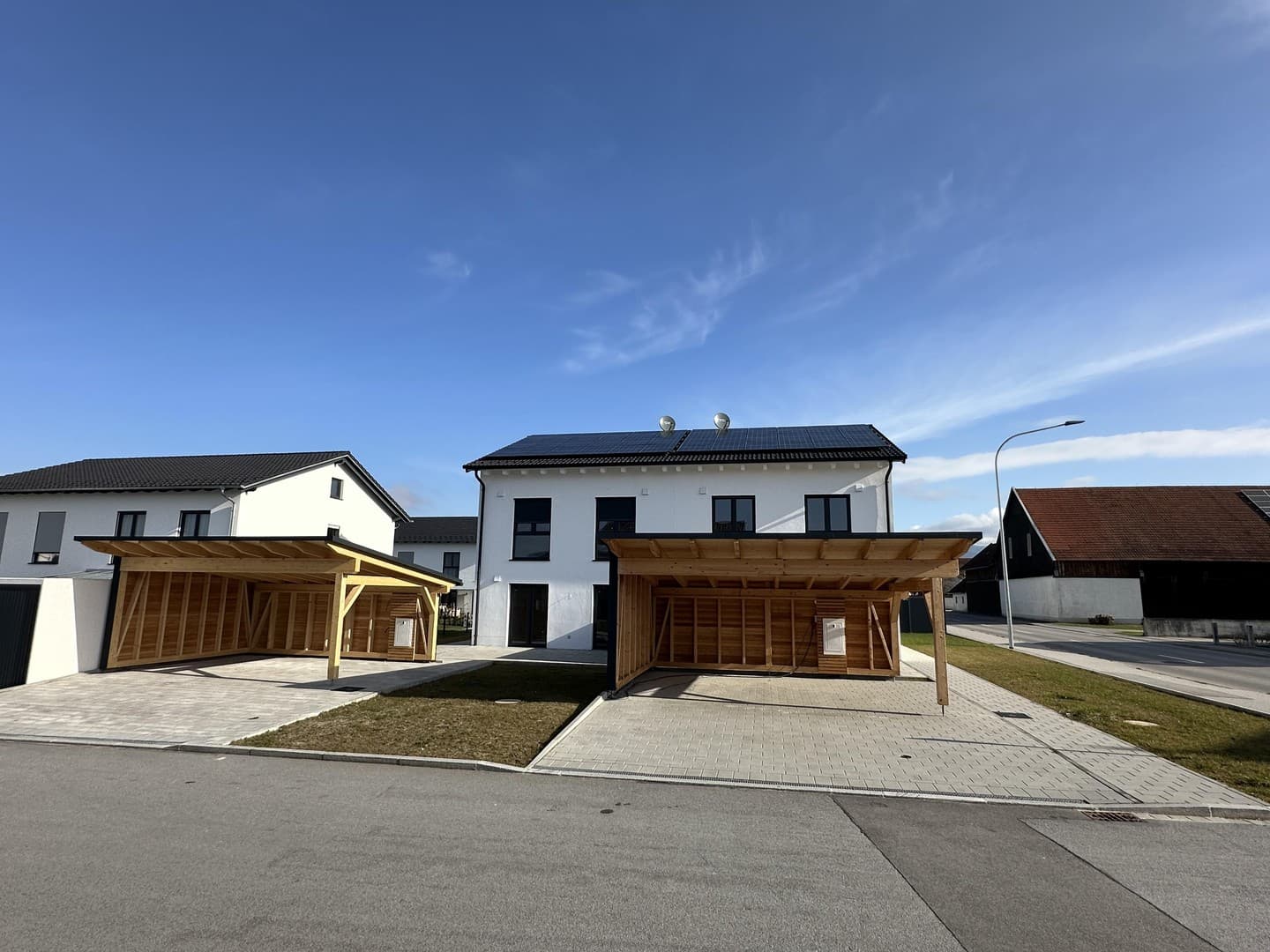Provisionsfrei & Top KfW-Förderung! Bezugsfertiger KfW-40-Neubau mit PV-Anlage & Speicher in DEG