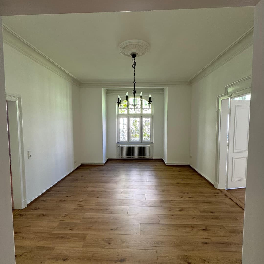 Schöne Altbau-4-Zimmer-Wohnung in Dreiparteienhaus