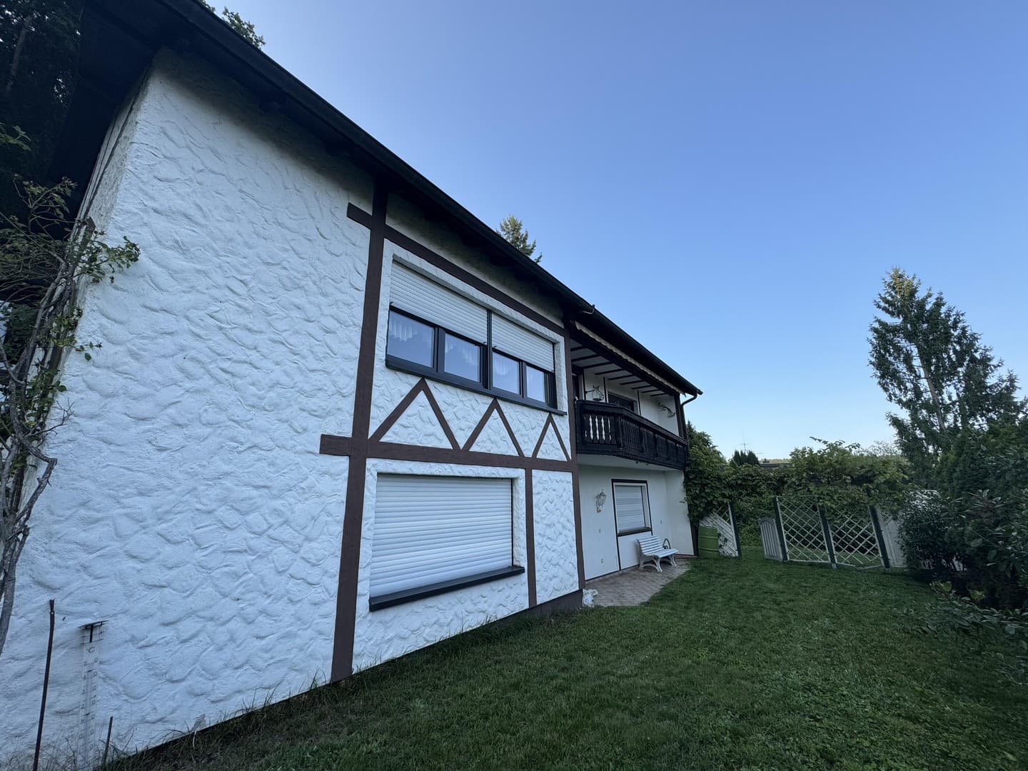 Großzügiges Einfamilienhaus mit Einliegerwohnung in bester und ruhiger Süd-und Waldrandlage