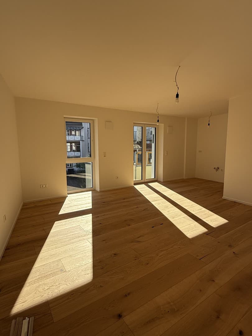 Zentrale Lage in Aschaffenburg: 3-Zimmer-Wohnung mit Balkon, Aufzug & Erstbezug nach Kernsanierung