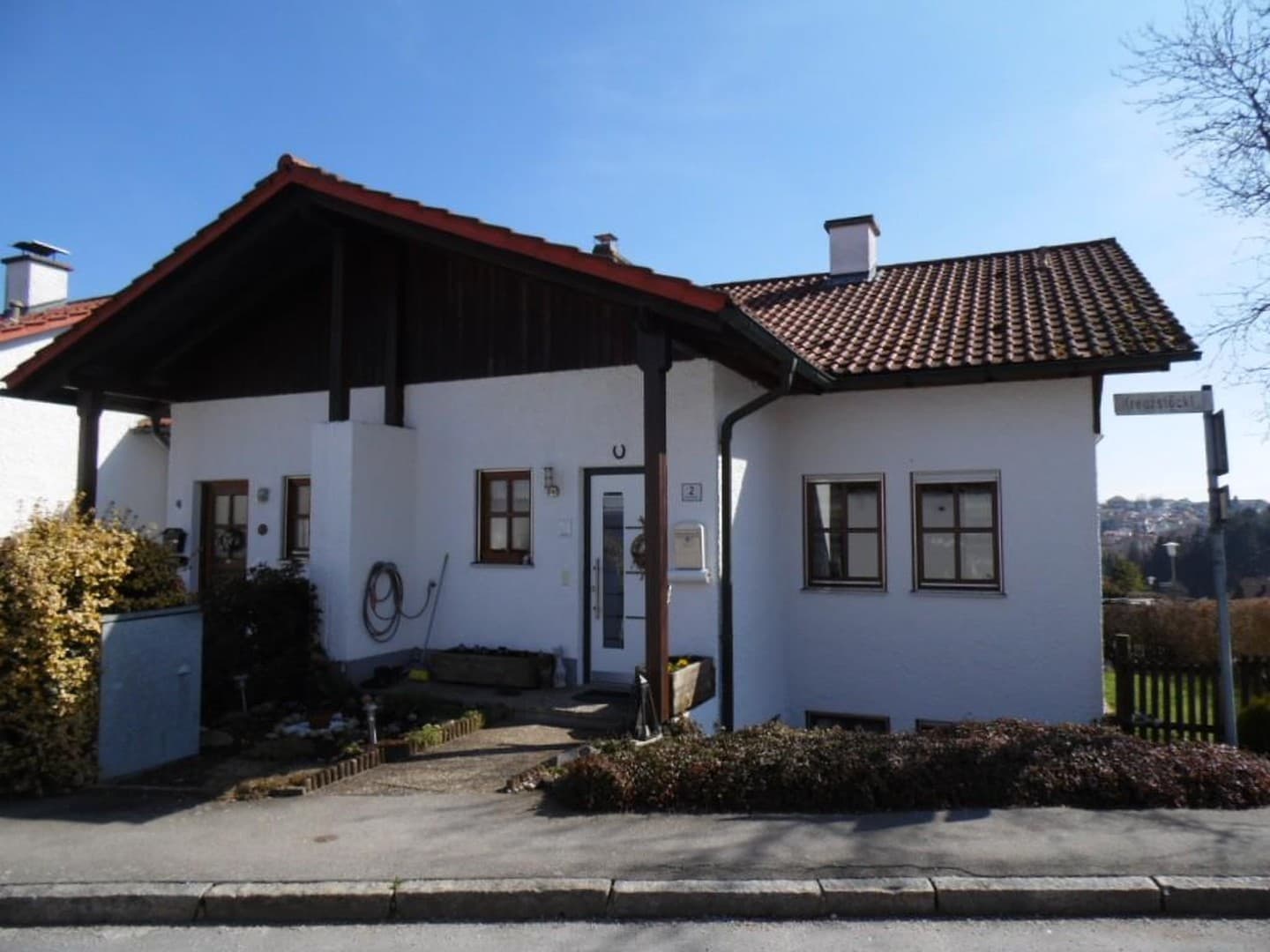 Hochwertig modernisiertes geräumiges Reihenendhaus, teilmöbliert