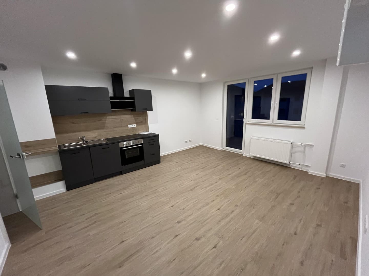 Kernsaniertes modernes Studio mit Balkon