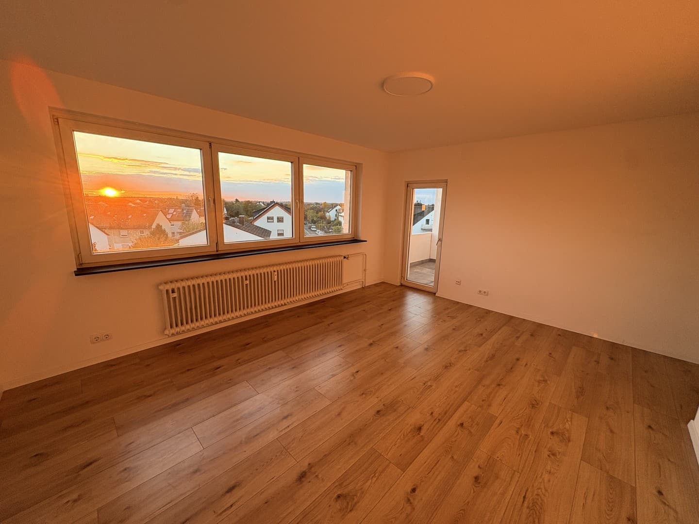 Moderne und lichtdurchflutete 3 Zimmerwohnung mit weitem Ausblick inkl. moderner Einbauküche