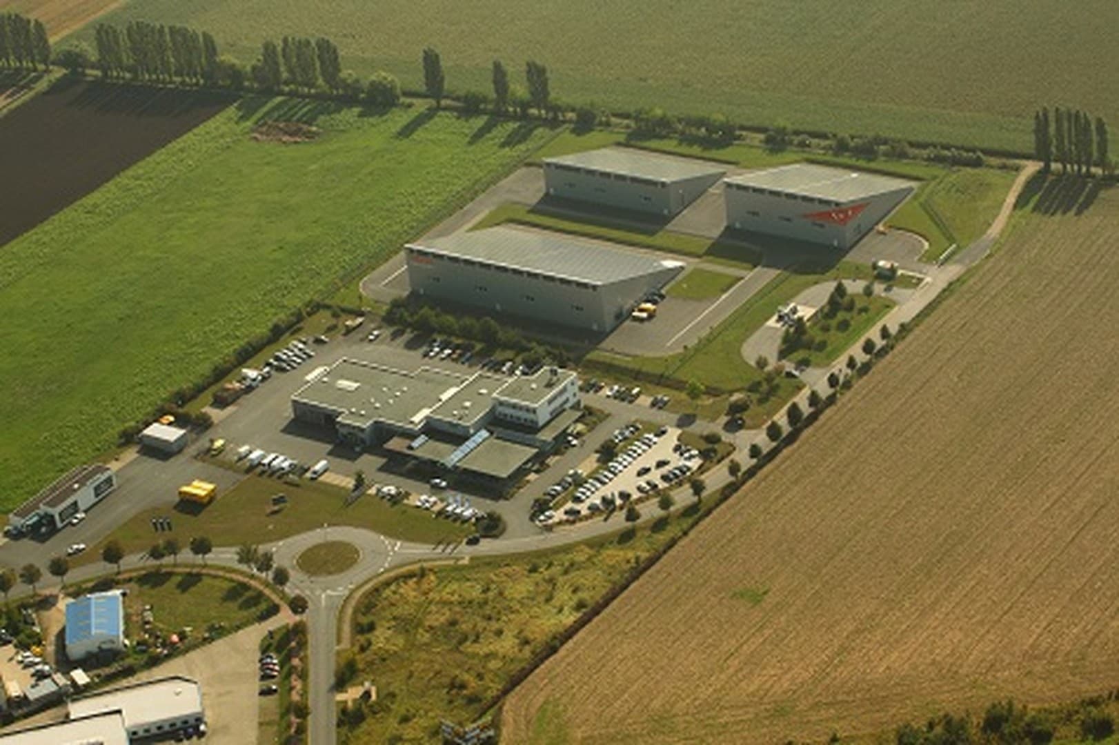 2000 m² Vega Halle in Sangerhausen, eingefriedet mit Stellplätzen