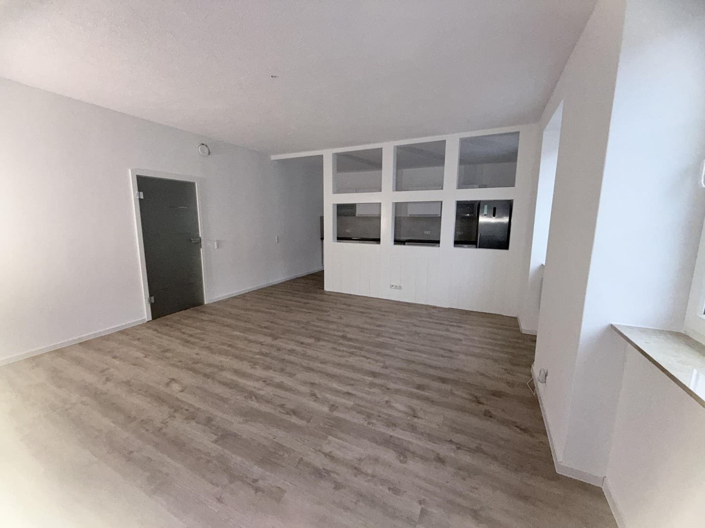 schöne 2-Raum-Wohnung mit Einbauküche, Bad mit Wanne, & Carport-Stellplatz