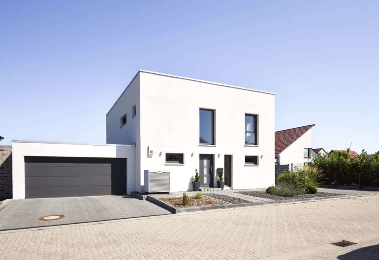 Provisionsfreies Haus moderne Stadtvilla mit Pool und Stil