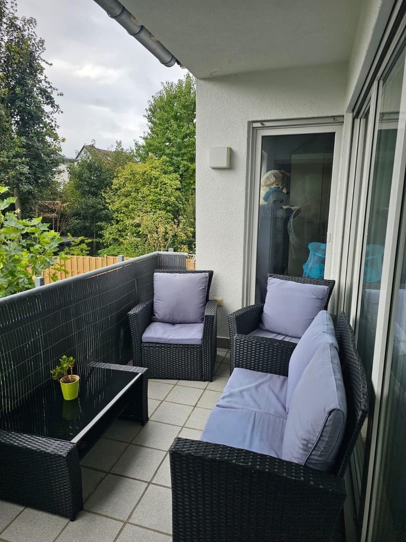 Provisionsfrei! Ruhige 3,5 Zimmer im 1.OG: Wärmepupe + PV, Balkon, EBK, 2 Bädern, TG, gedämmt.