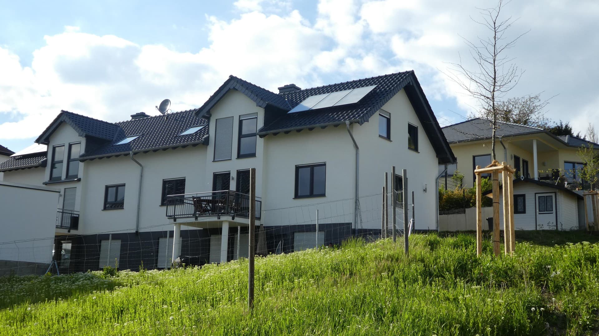 Exklusive Doppelhaushälfte in Essenheim – Wohnen auf höchstem Niveau mit Weitblick