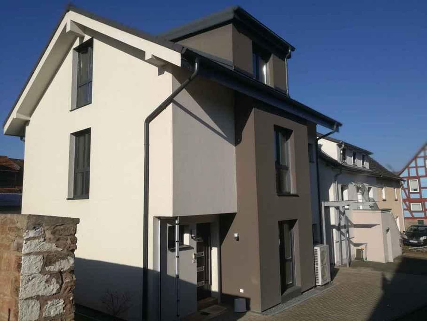 Neues Haus Erstbezug, kurze Wege gute Lage, viel Platz, m Garten, großer Innenhof; Tel. 0160.7980376