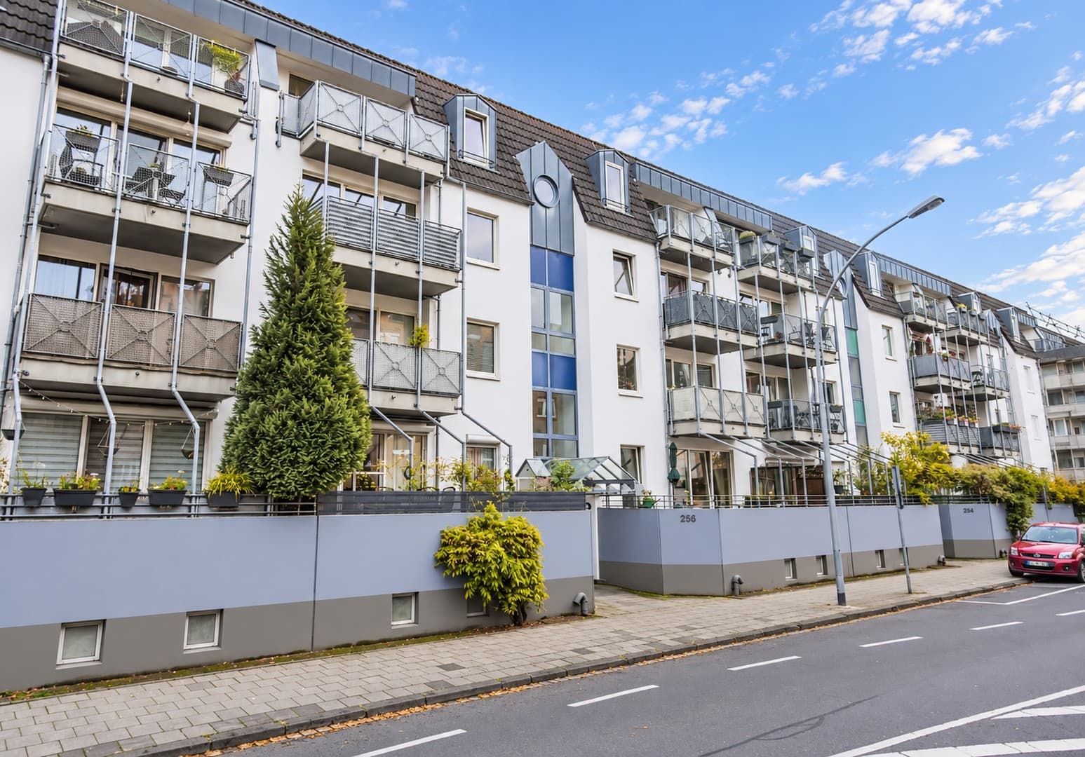 PROVISIONSFREIE 2-ZIMMER WOHNUNG MIT GROßEM BALKON IN ZENTRALER WOHNLAGE