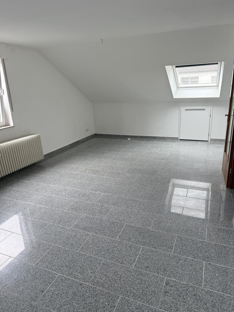 Sehr schöne 2,5 Zimmerwohnung für Junggebliebene