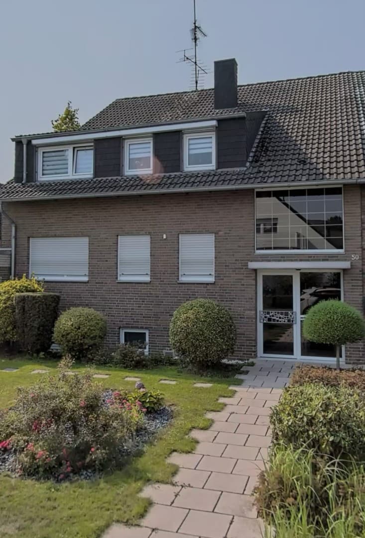 Komplett renoviertes Zweifamilienhaus (2025) mit starker Rendite – inkl. Büroeinheit im Keller