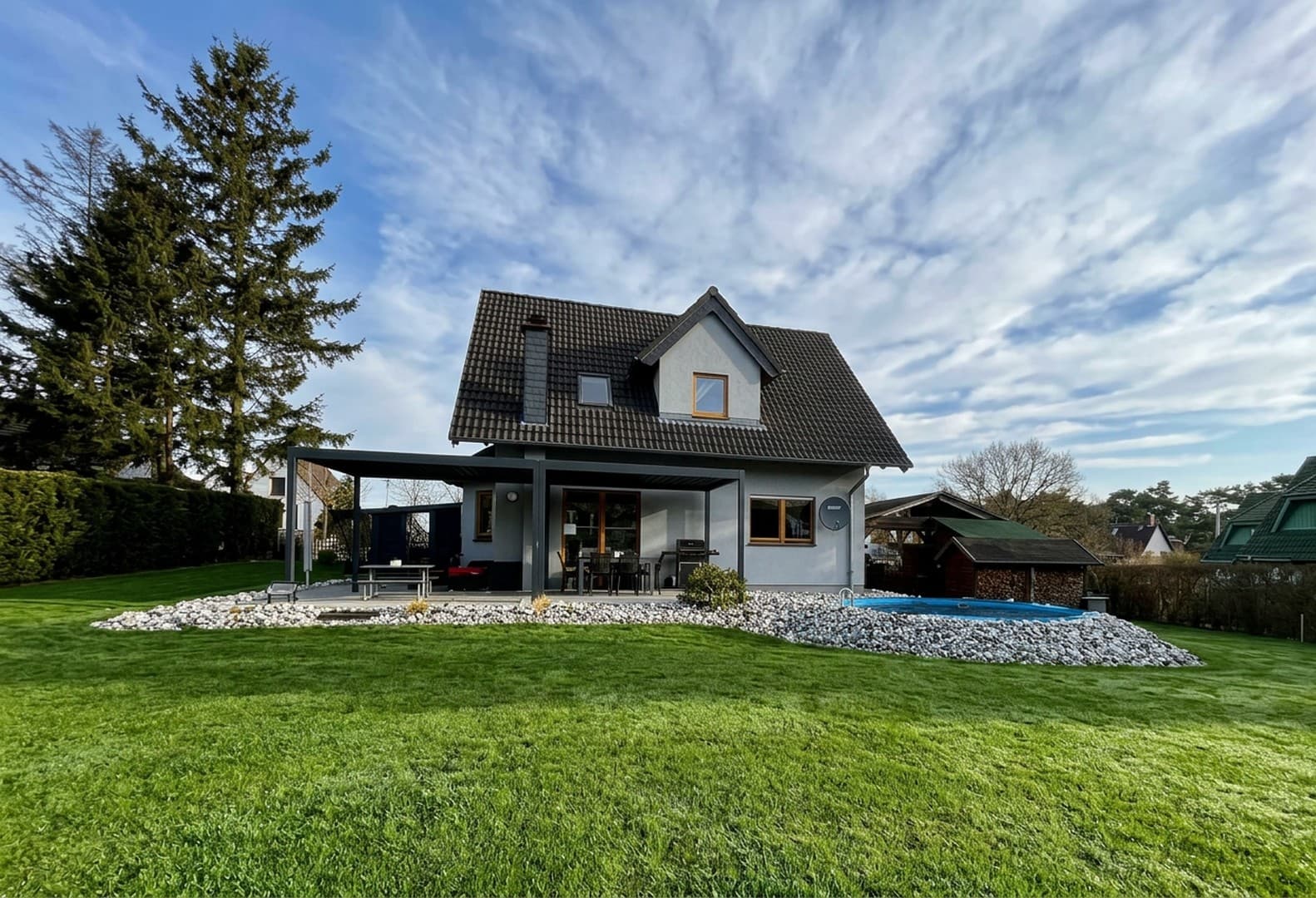 Einfamilienhaus mit Pool, Carport + Ferienhaus + Baugrundstück