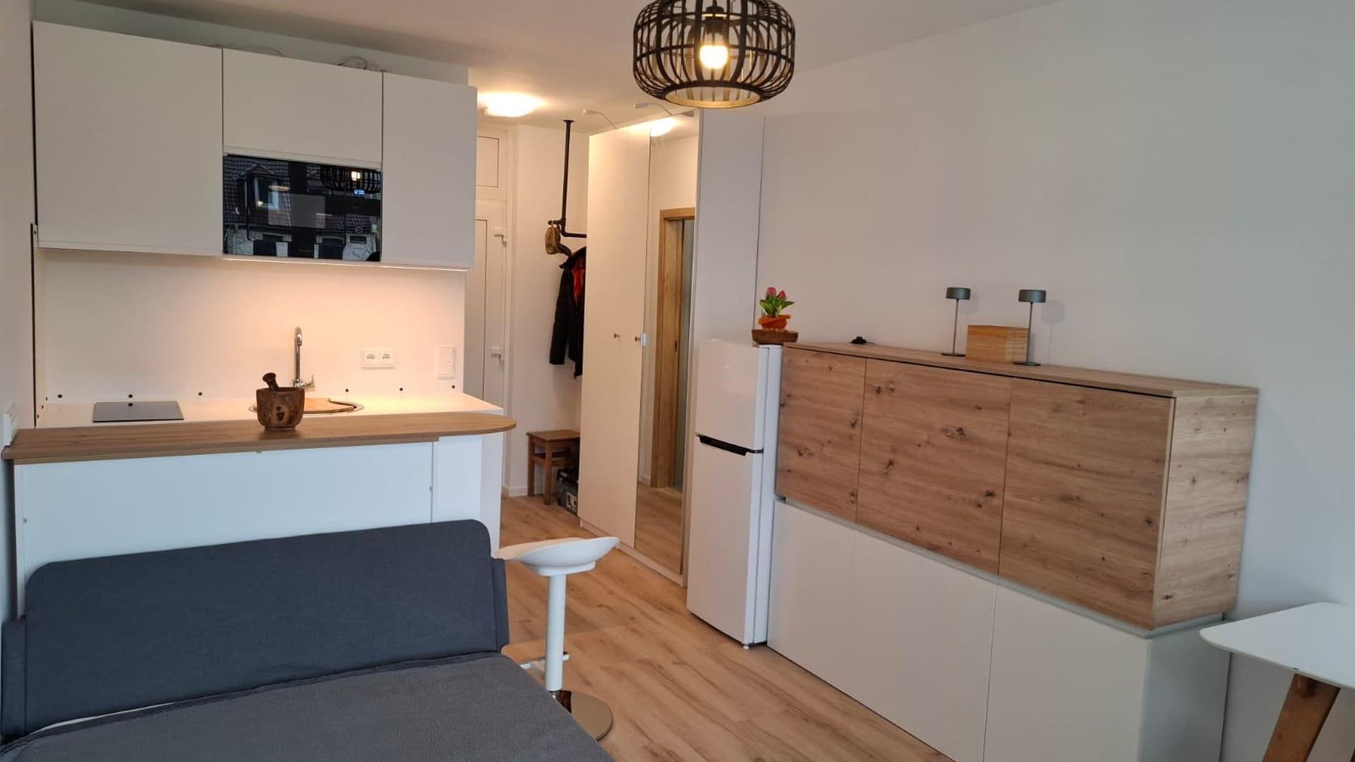 helles, vollmöbliertes 1-Zimmer-Appartement - Bezug nach Komplettsanierung