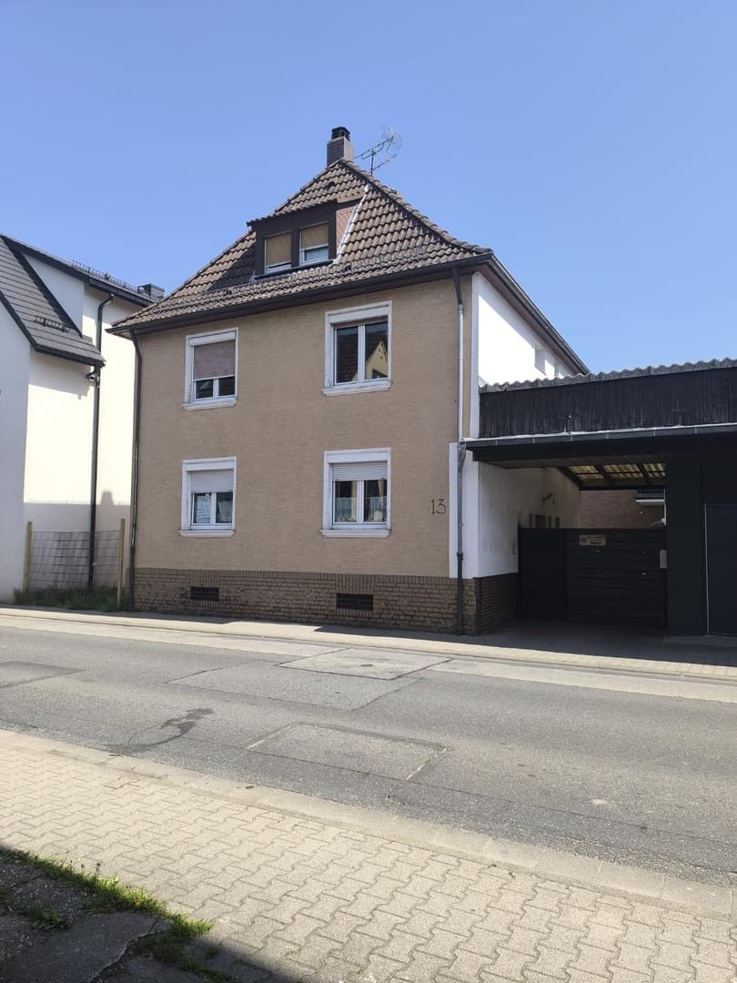 2-Familien-Haus mit schönem Garten in zentraler Lage incl. 2 Parkplätze