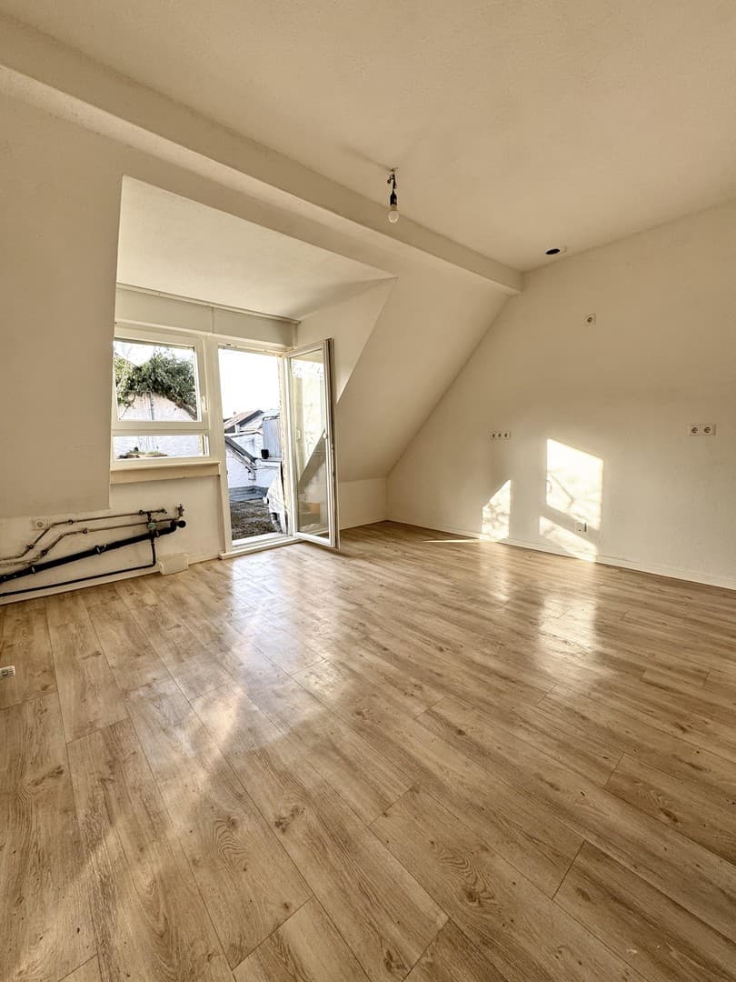 Helle 2,5-Zimmer-Dachgeschosswohnung mit Dachterrasse – Mietvertrag über 5 Jahre