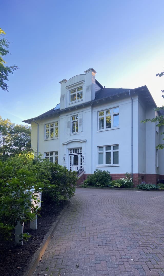Außergewöhnliche Dachgeschosswohnung (135 m²) in historischer Villa in Aumühle