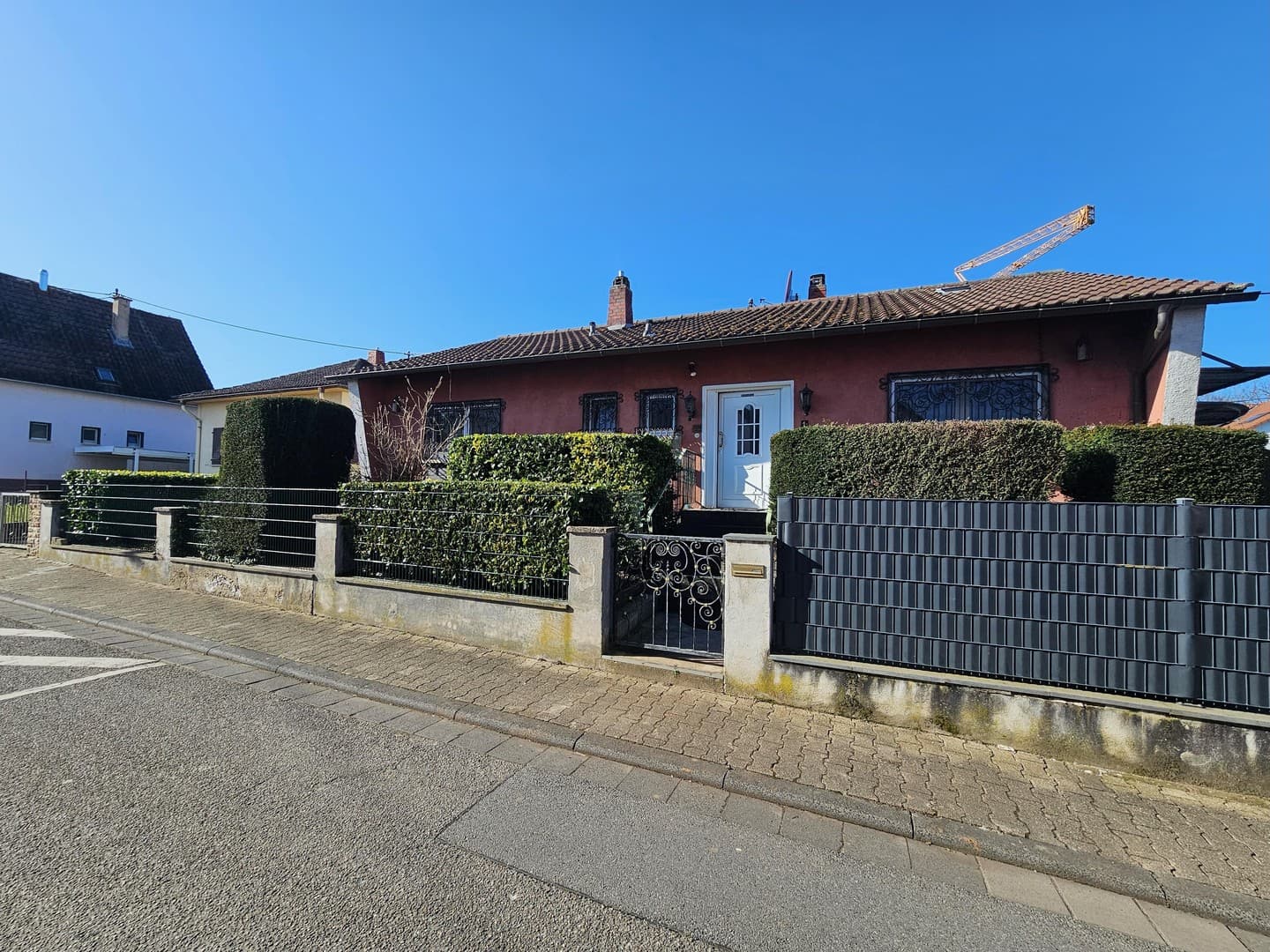 Schönes Haus mit Einliegerwohnung Garten und großer Garage