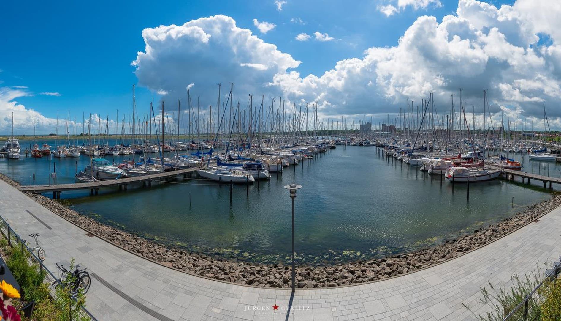 Maritime Luxuswohnung mit Panorama Yachthafenblick über 2 Ebenen
