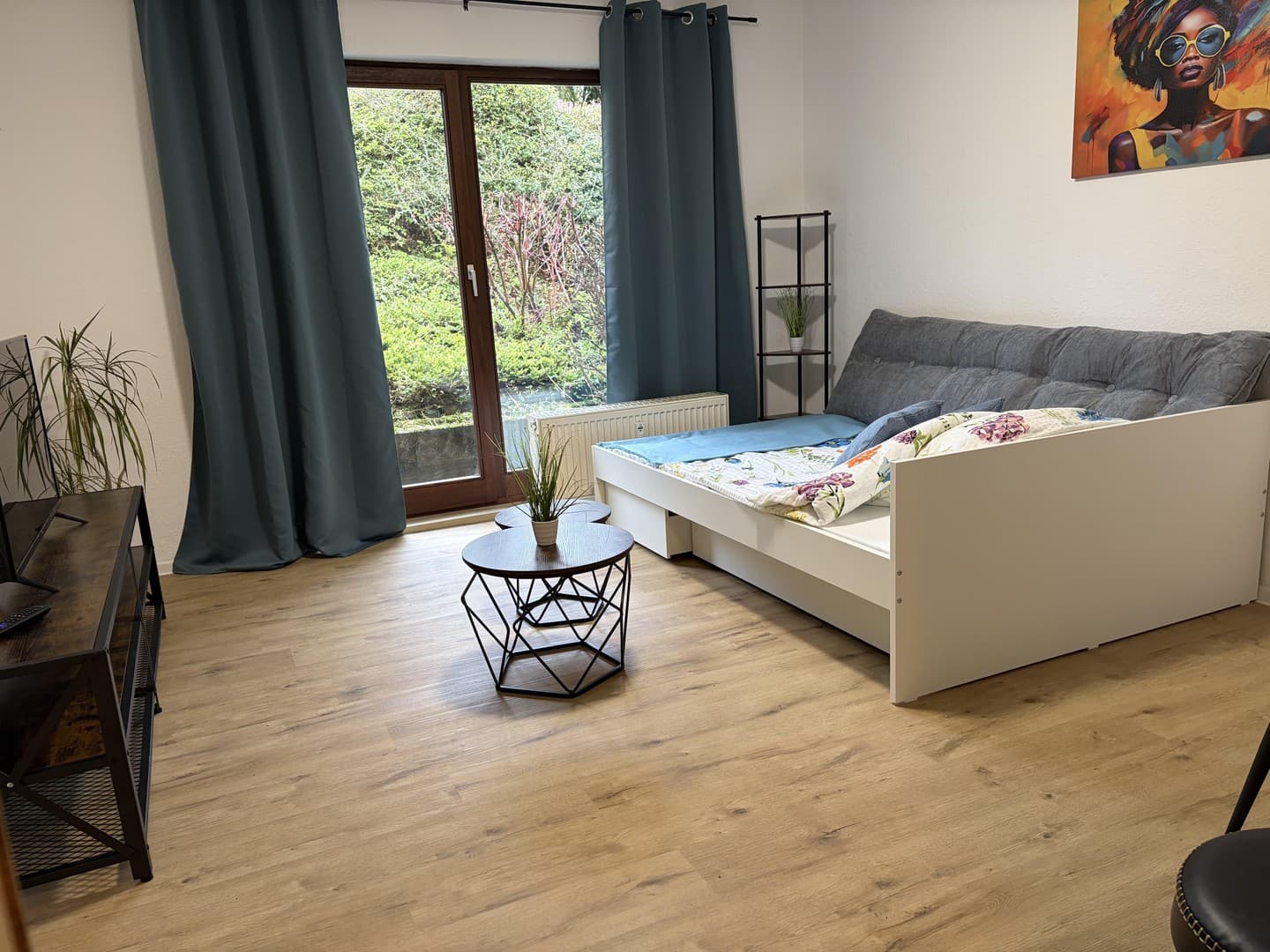 Frisch renoviertes, voll möbliertes Apartment mit Terrasse & neuer Küche