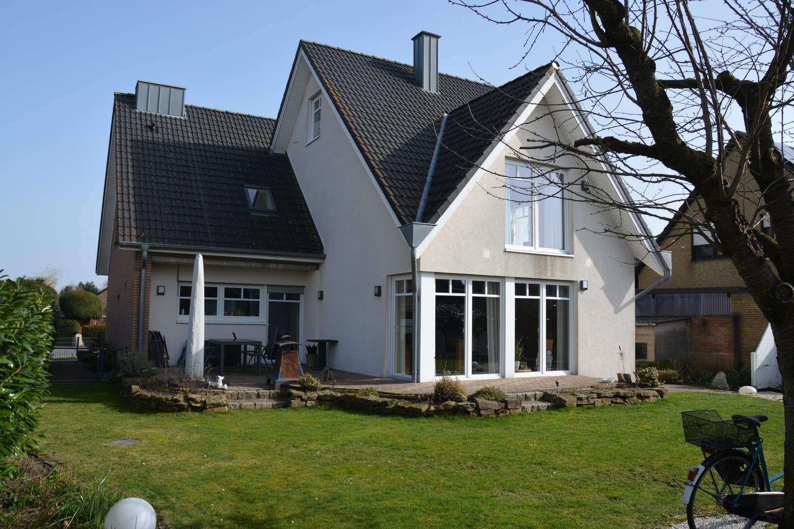 Ankommen und wohlfühlen – modernisiertes Familienhaus mit großem Garten in bester Randlage