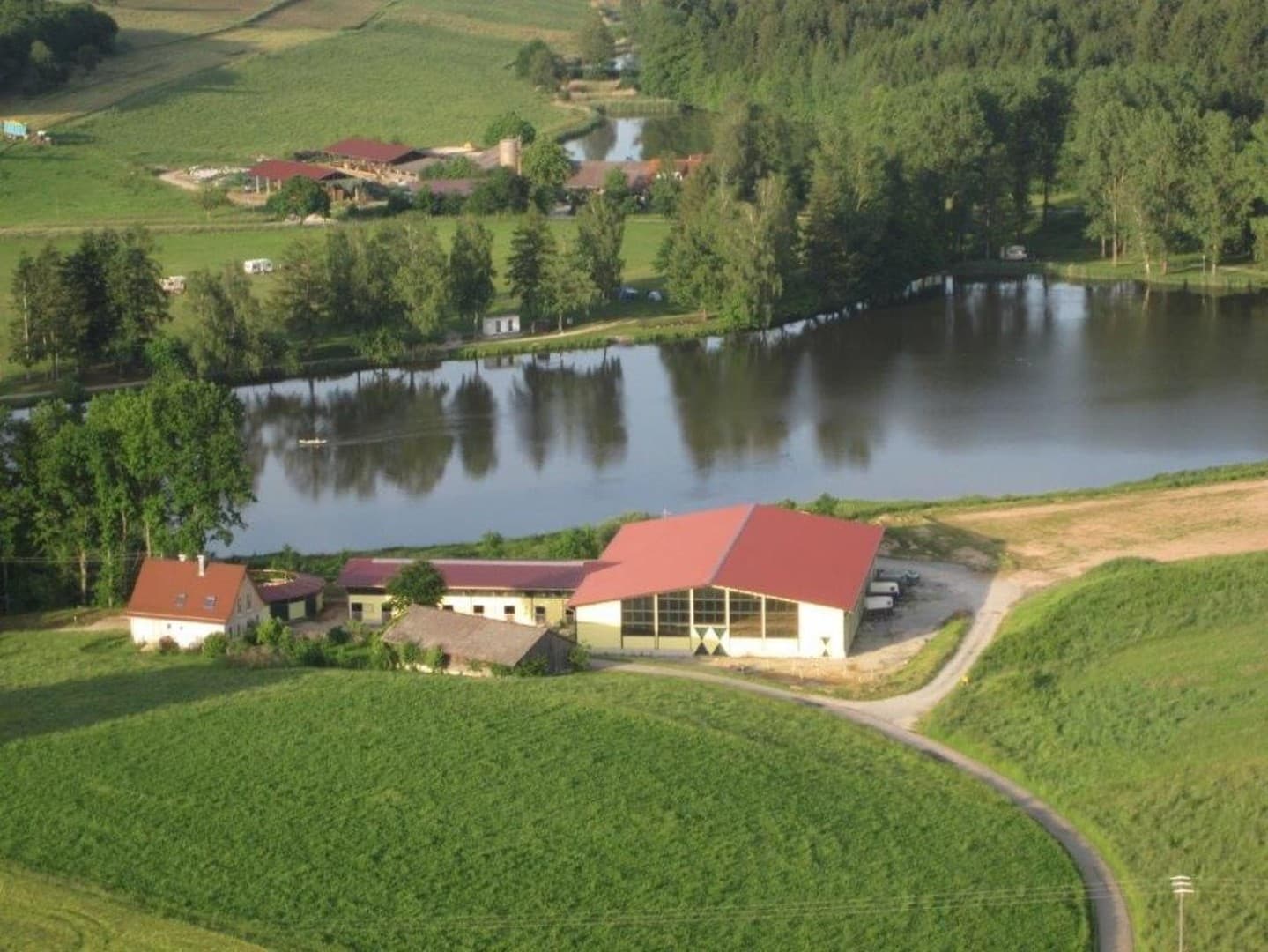 Provisionsfreie Reitanlage am See mit Reithalle, Reitplatz und 15 Pferdeboxen