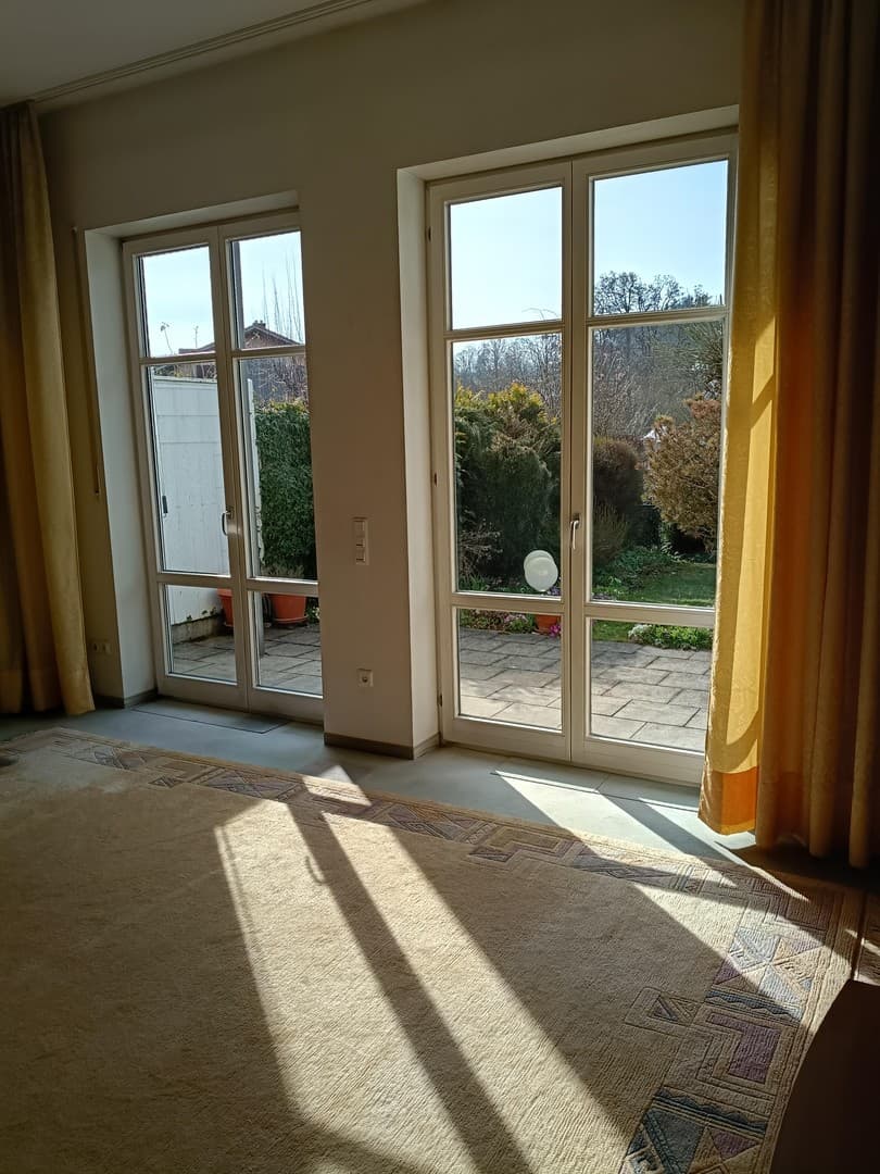 Provisionsfrei von privat, sofort frei! Helles RMH in guter Lage in Hohenkammer, Kaufpreis VB