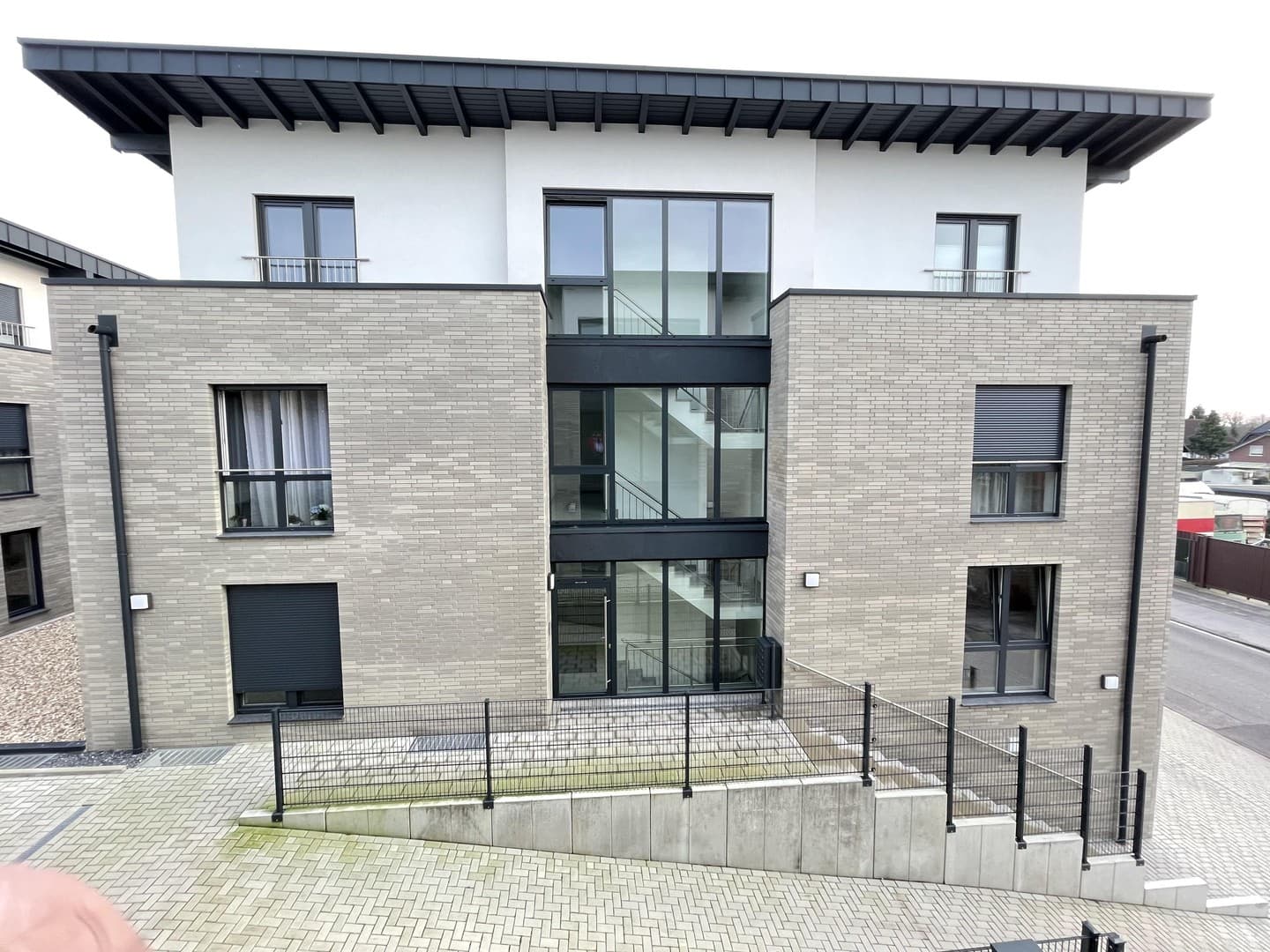 Exklusive neuwertige EG-Wohnung mit Terasse - ideal für z.B. berufstätige Paare