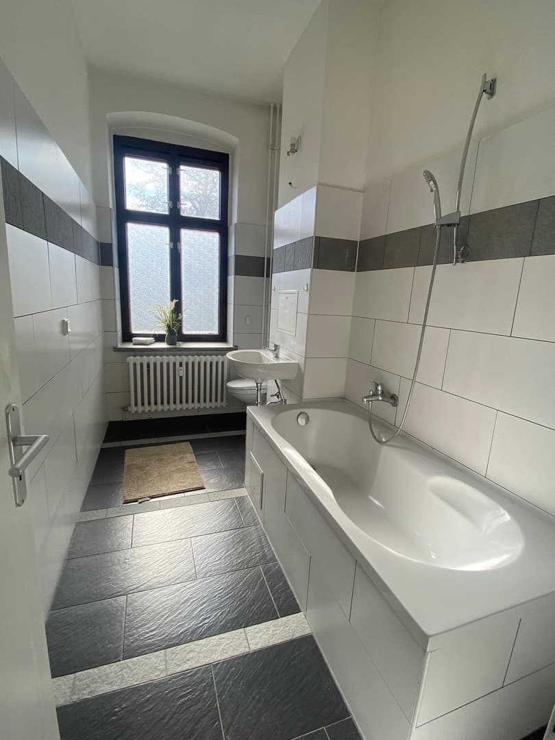 Bezugsfrei und provisionsfrei - großzügige und helle 1 Zimmer Wohnung im 1. OG in Berlin Adlershof