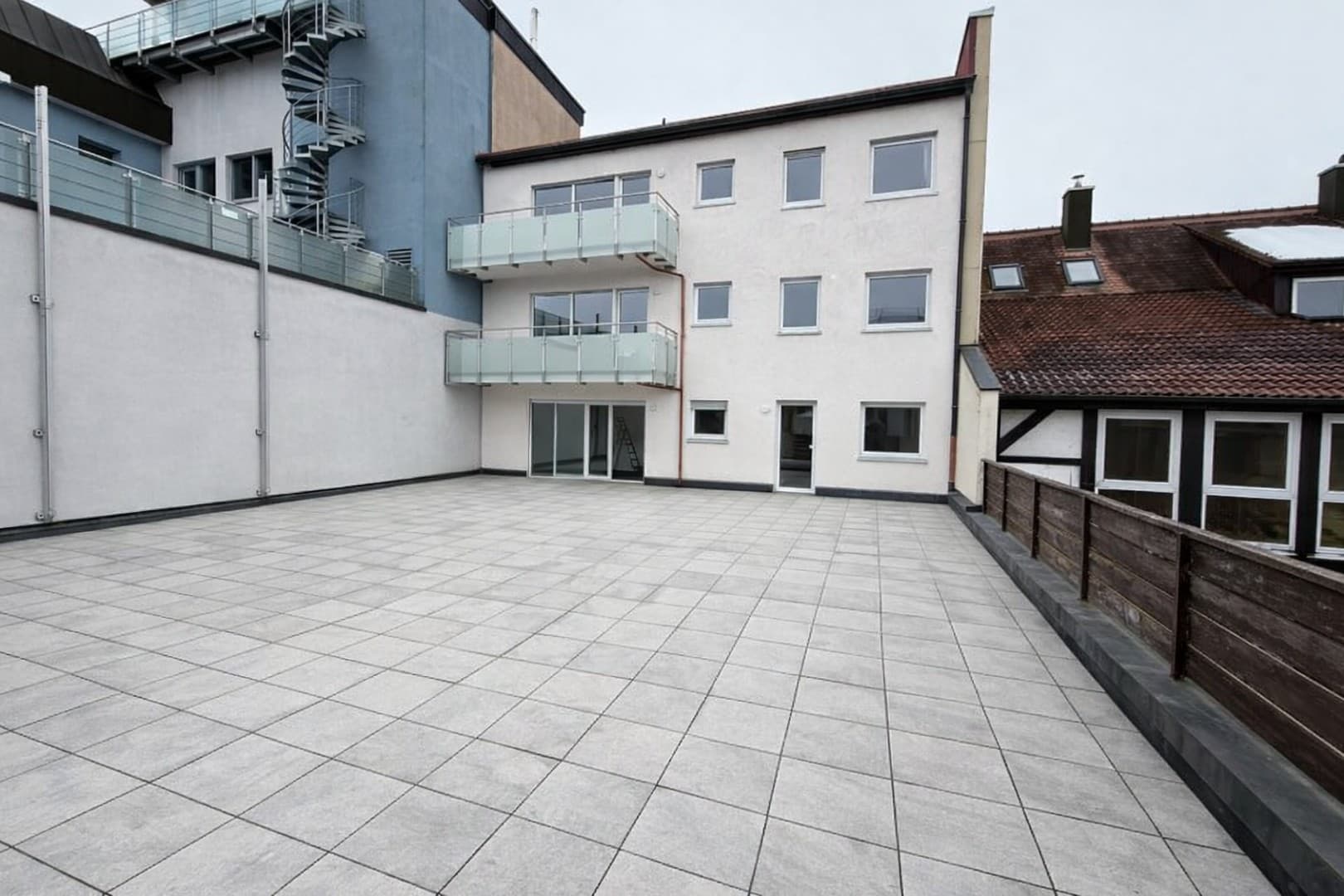 Kernsanierte 3-Zimmer-Wohnung mit 200qm Dachterrasse in Neustadt a.d. Aisch