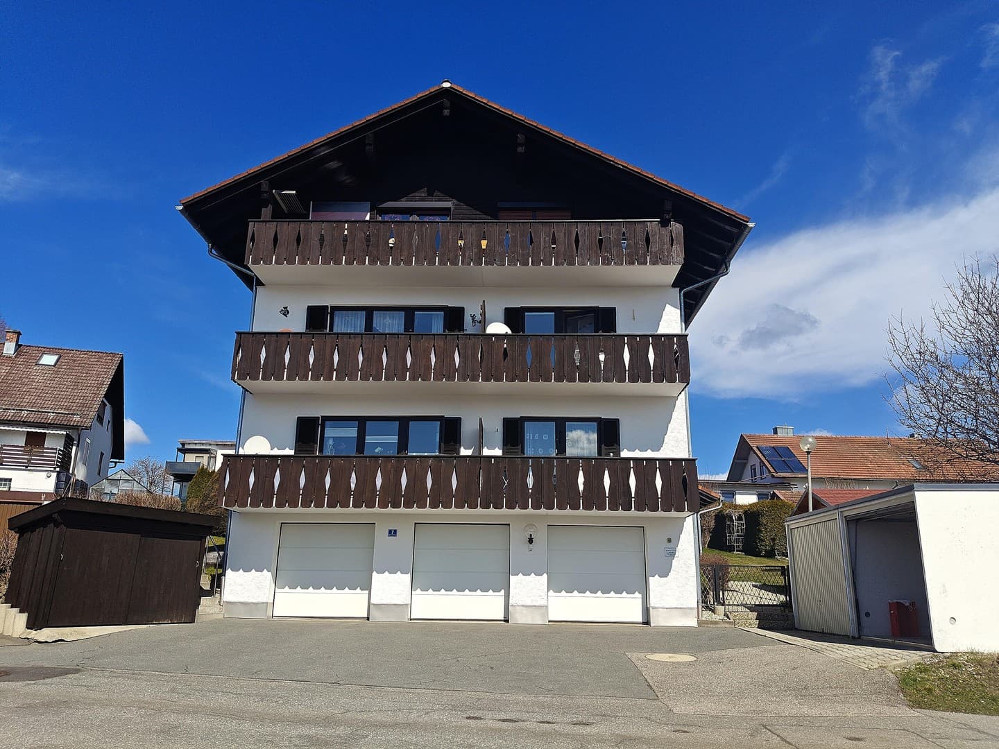 Panoramablick & Top-Substanz: Sanierte Anlage mit Garage & Ausbaupotenzial