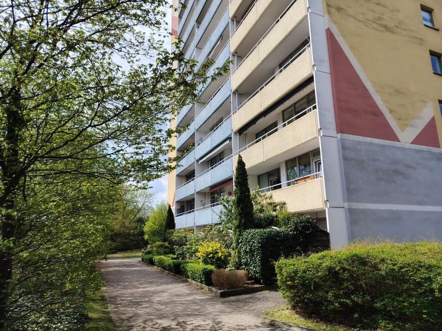 Kapitalanlage: gepflegte 2-Zi-WHG, gut vermietet im 1. OG